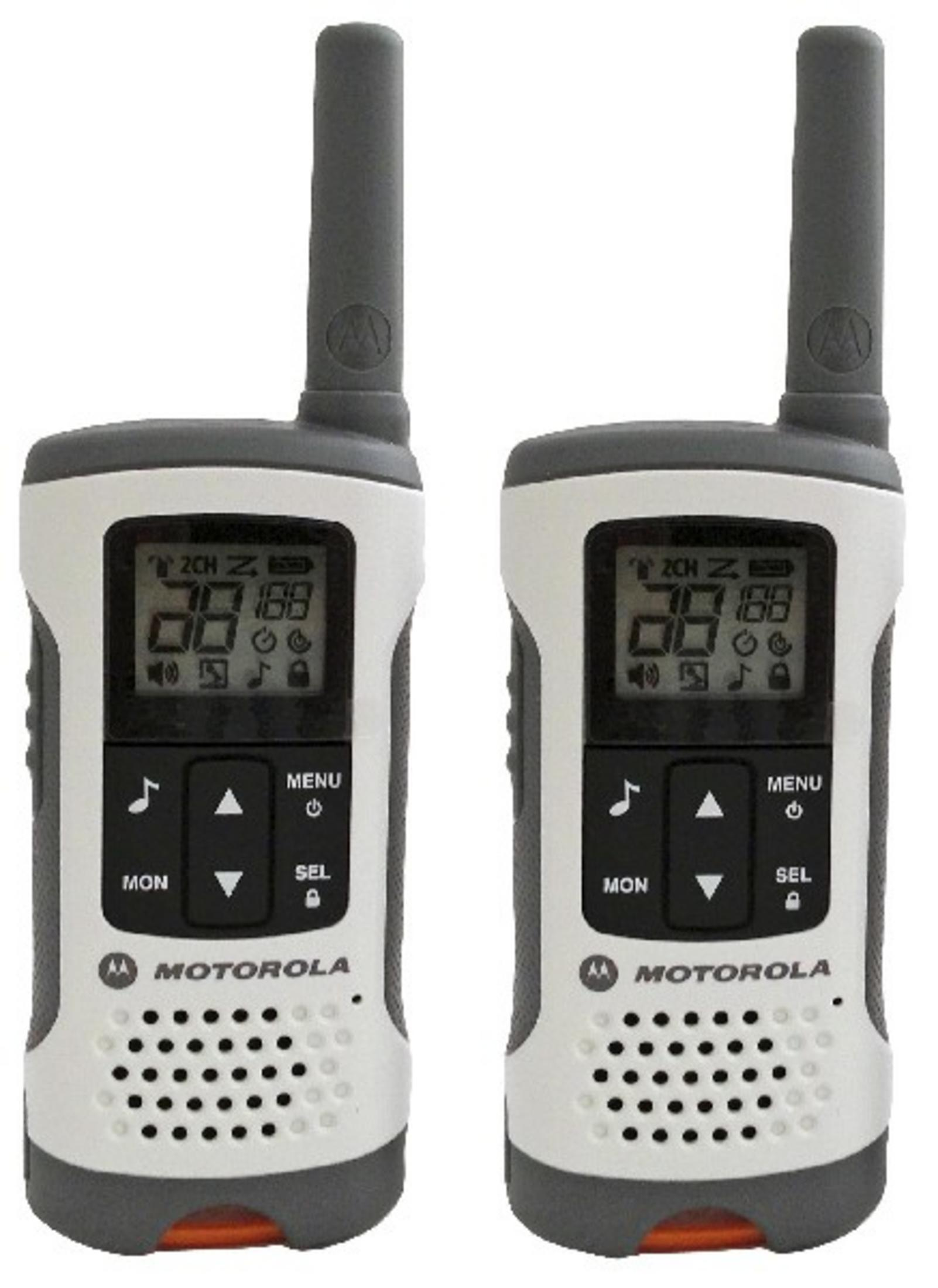 Dos walkie-talkies Motorola grises y blancos con pantallas digitales y antenas, uno al lado del otro.