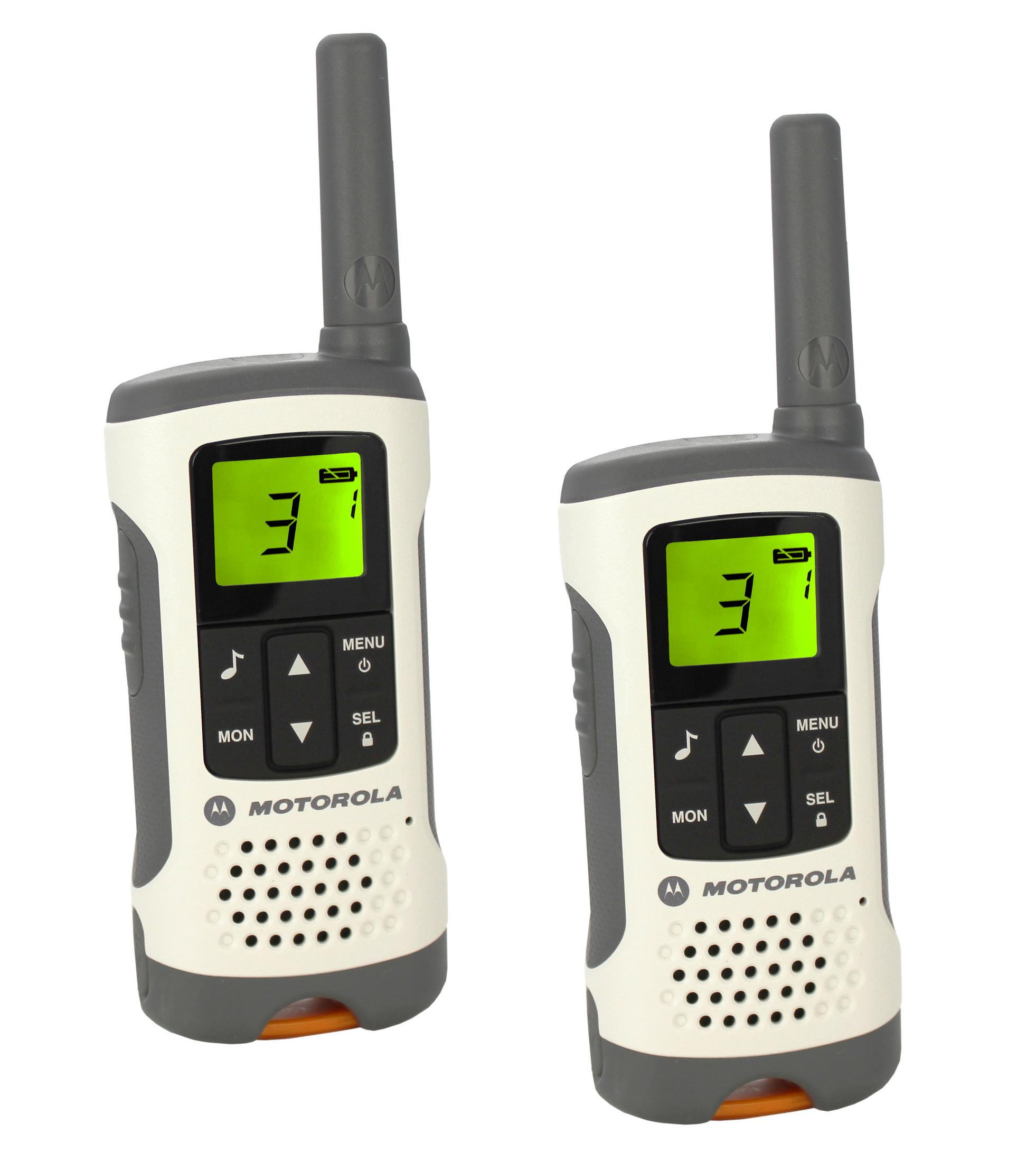 Dos walkie-talkies, blanco y gris, con pantallas verdes. Botones y un logotipo de Motorola son visibles.