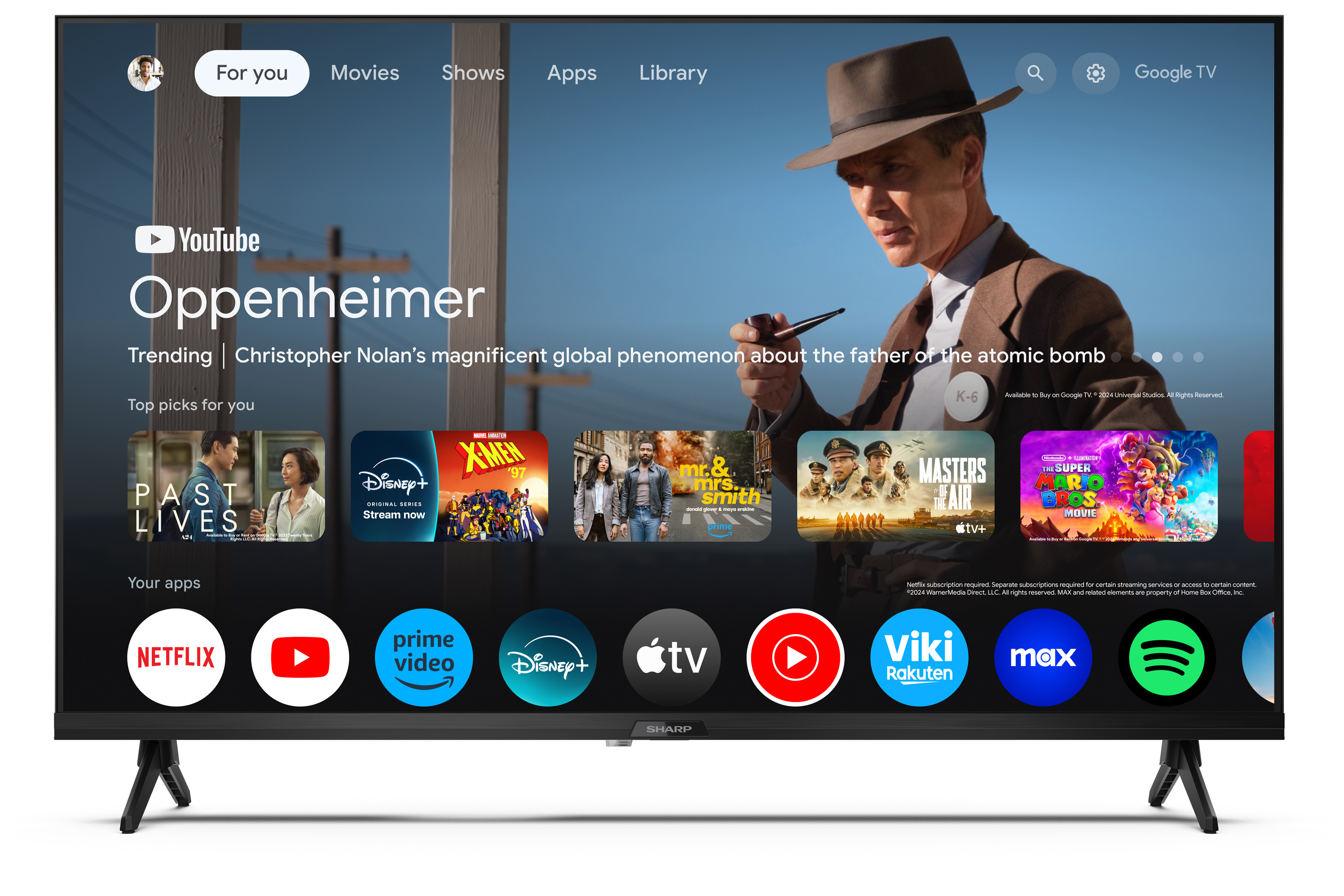 Schermo TV con interfaccia Google TV, selezione film. Uomo con cappello. Cornice nera. Su gambe.