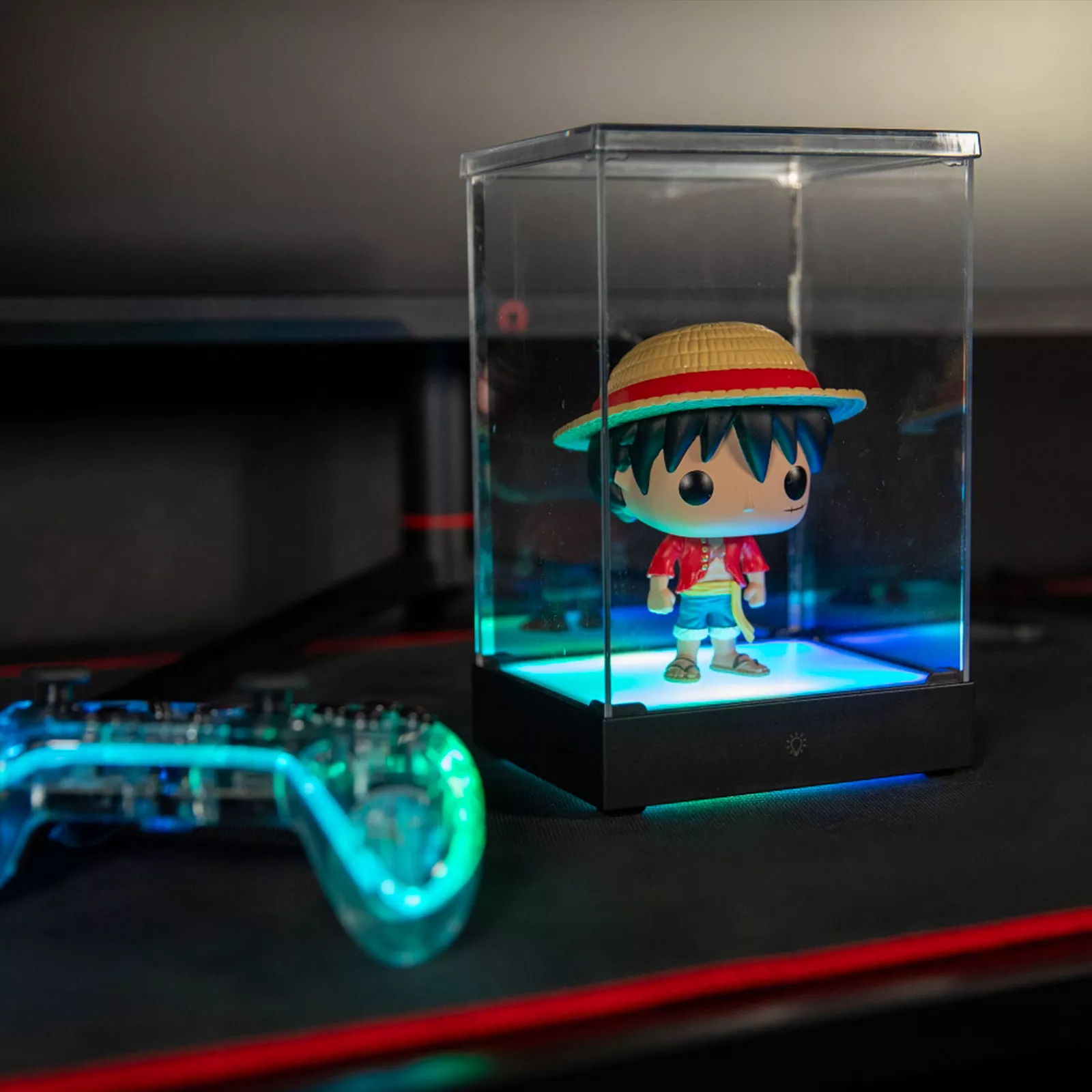Luffy-figuur in een kist met licht. Controller links.
