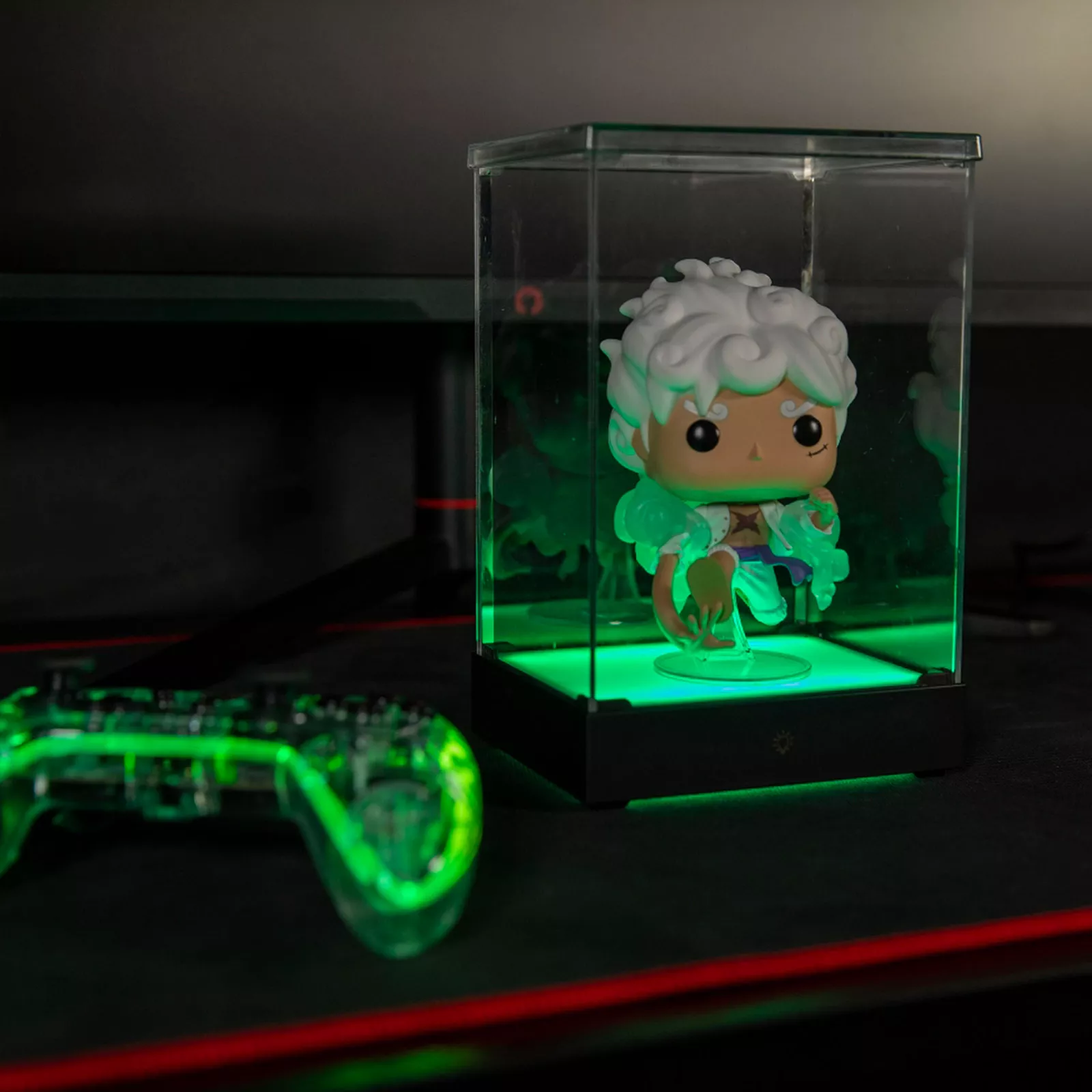 Figuur in vitrine met groen oplichtende basis en groene controller.