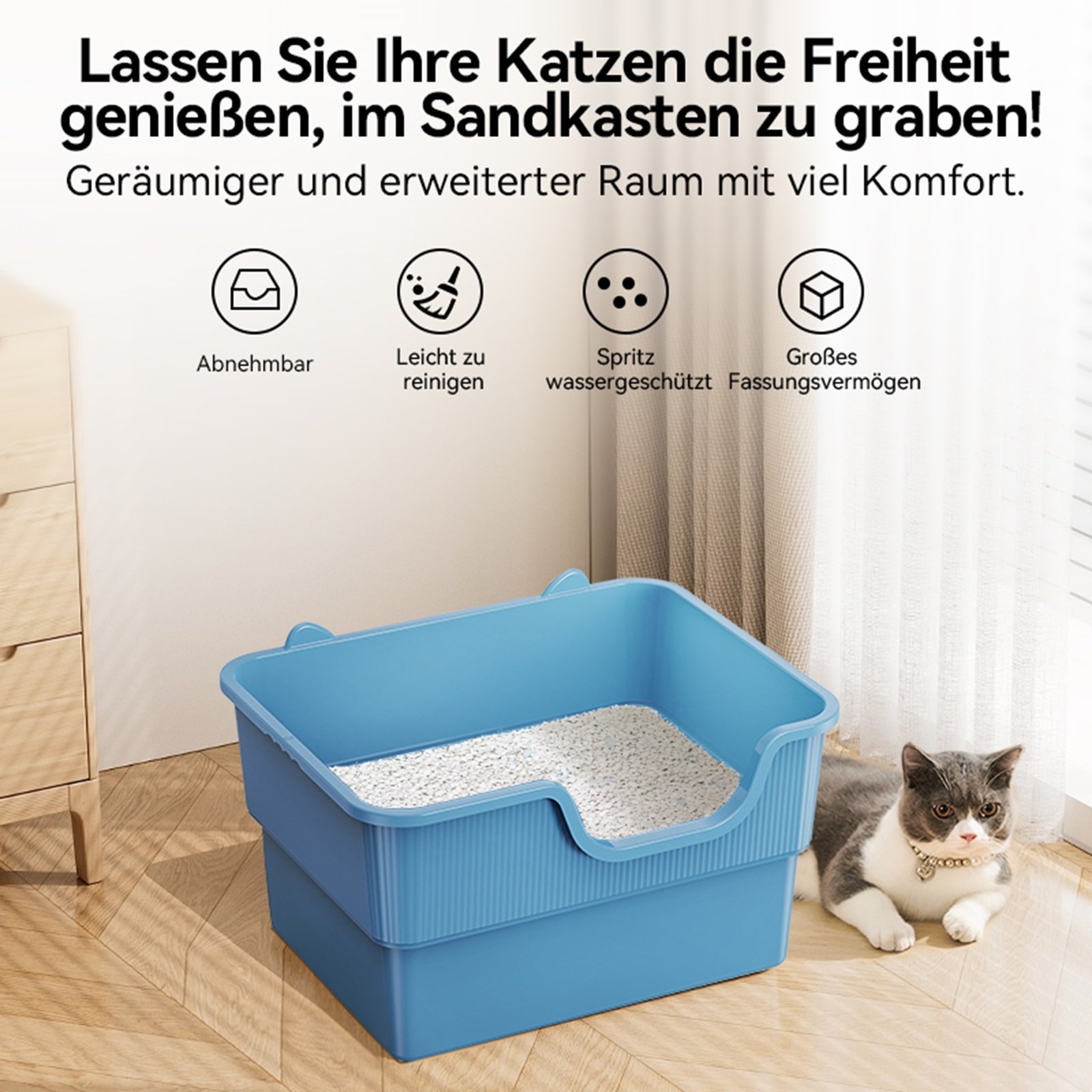 Blaue Katzentoilette mit weißer Einstreu und eine grau-weiße Katze im Vordergrund.