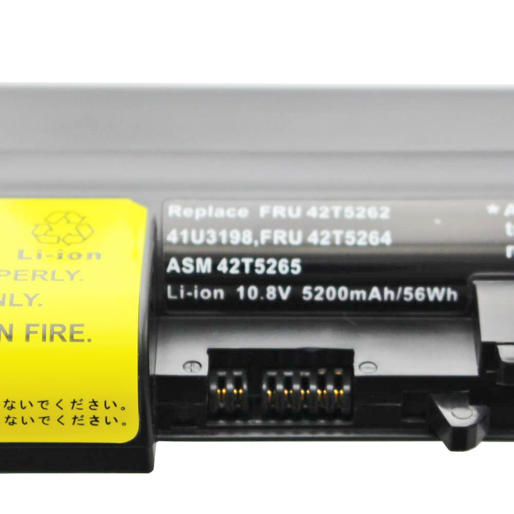 Nahaufnahme einer Batterie mit Text und Warnungen.