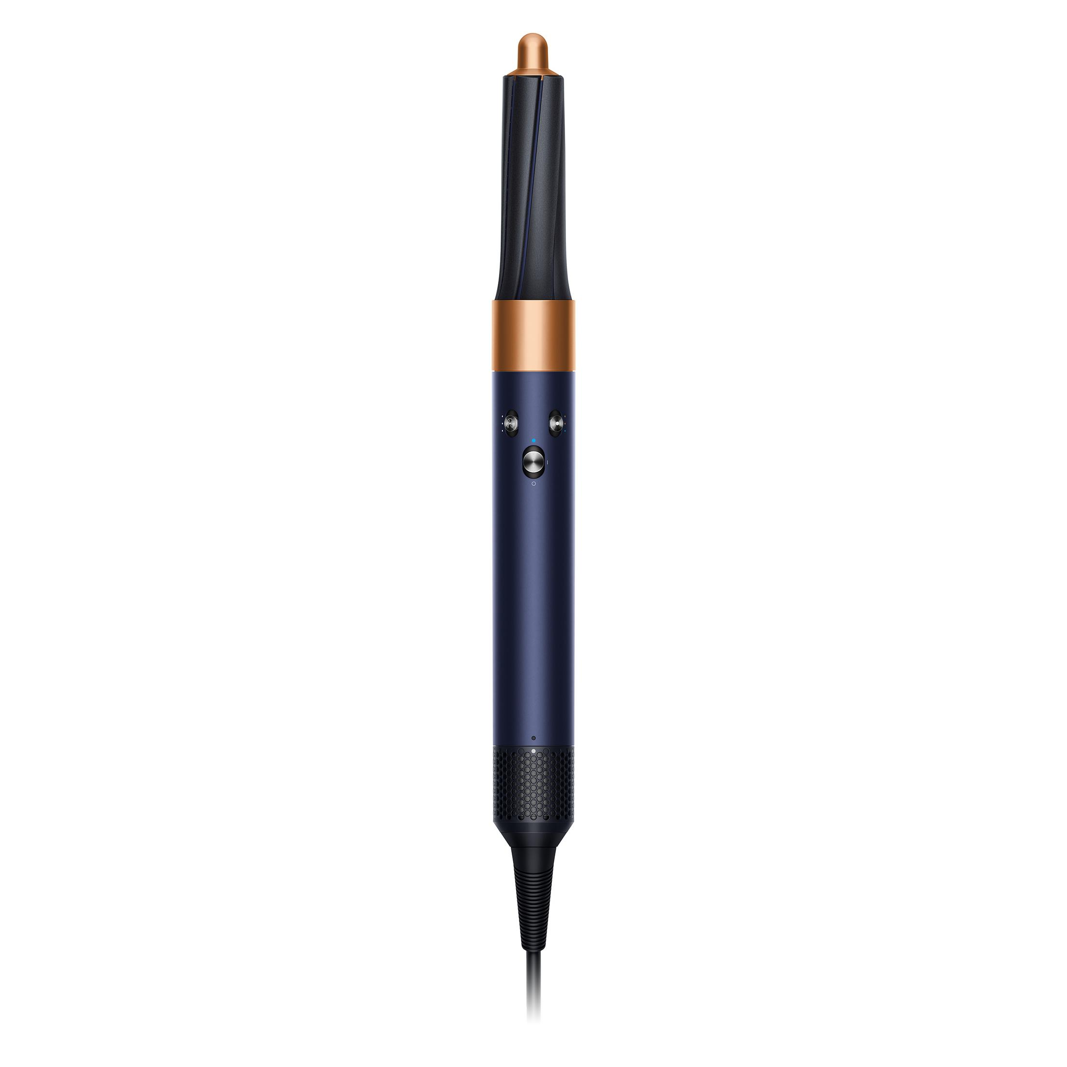 Uno strumento per lo styling dei capelli blu navy con dettagli dorati, isolato su bianco.