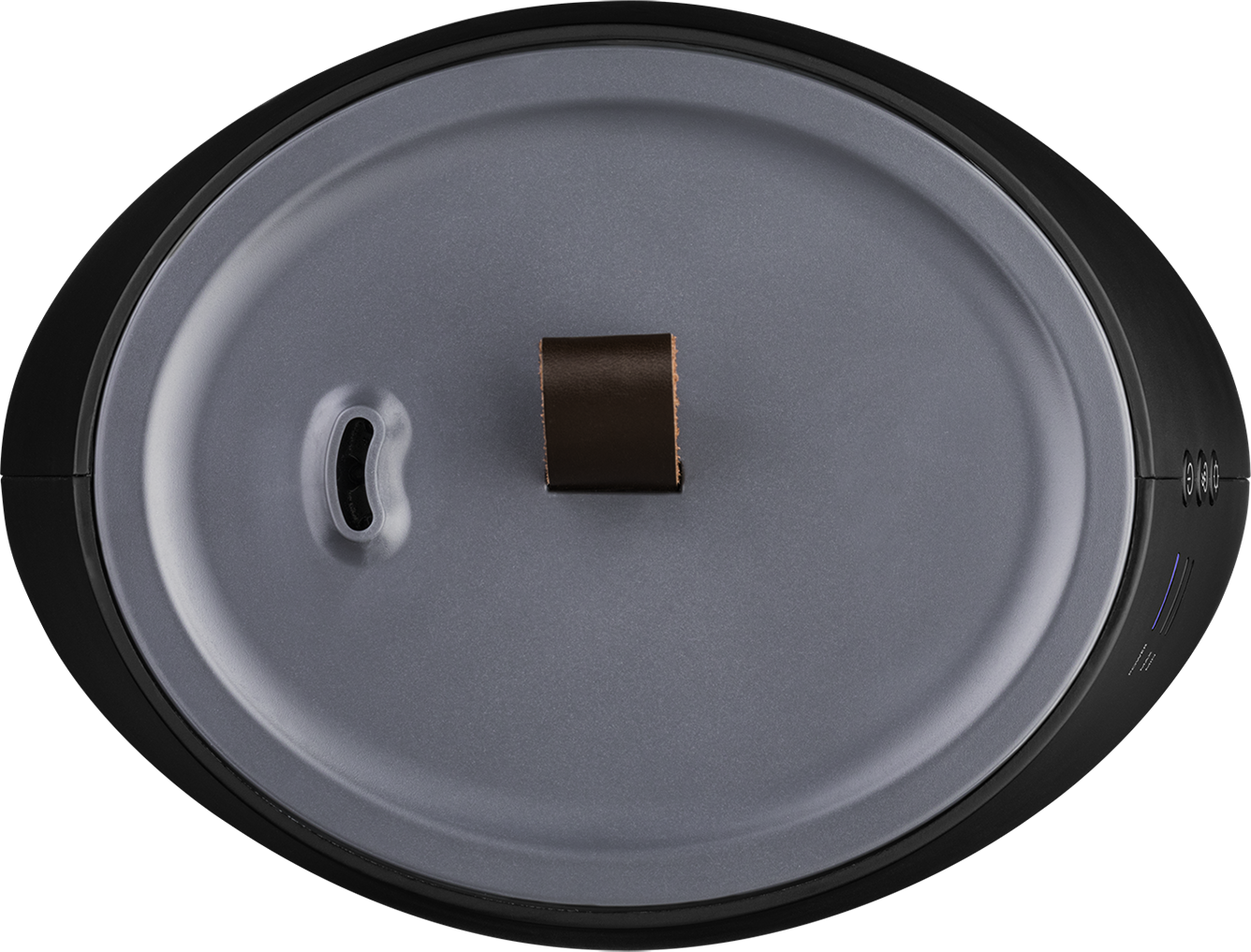 Czarny głośnik przenośny ze skórzanym uchwytem na górze.