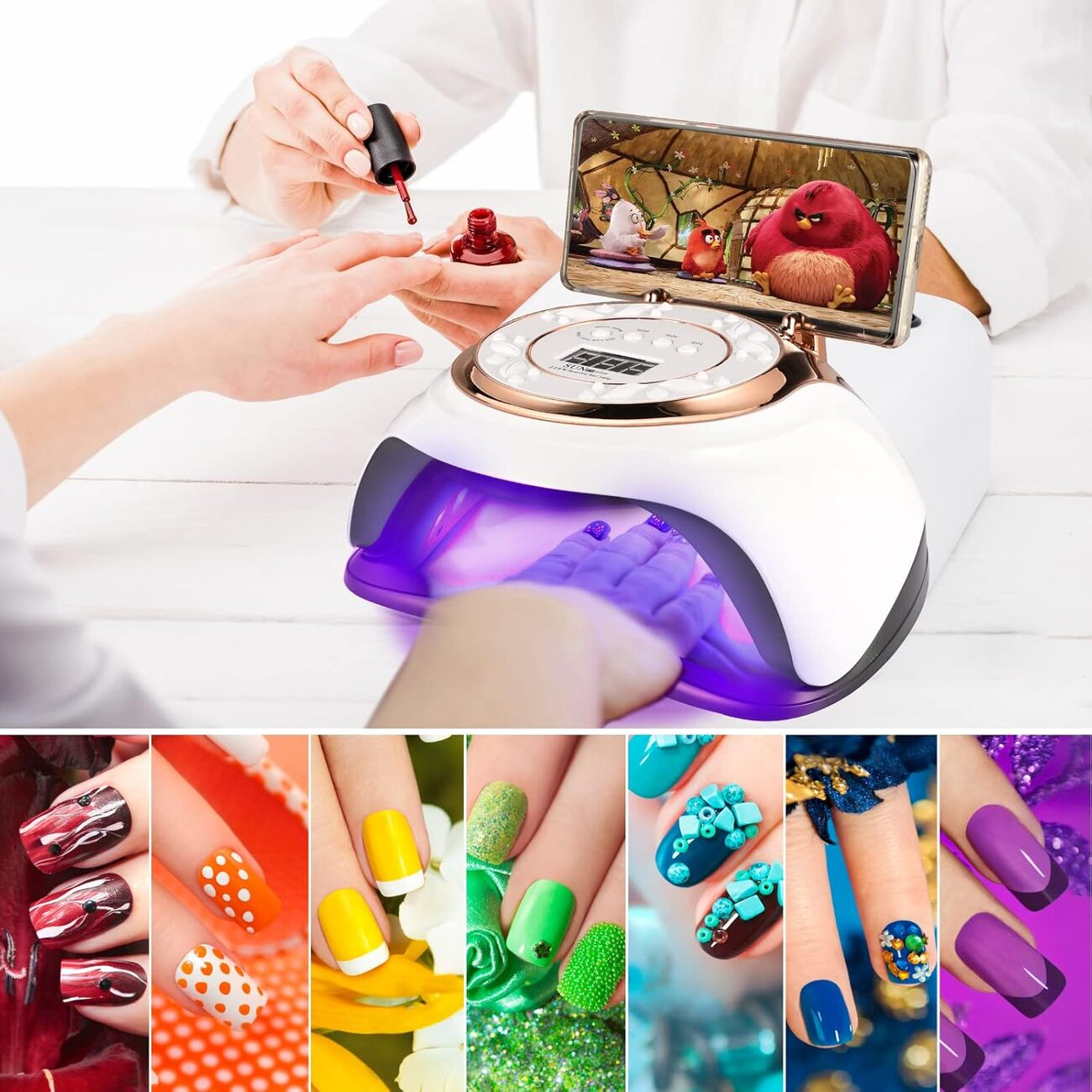 Una escena de salón de uñas con una manicura en curso y varias muestras de arte de uñas abajo.