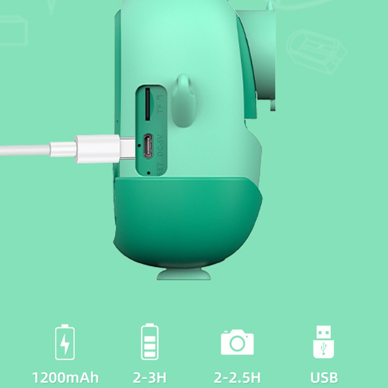 Eine mintgrüne Kinderkamera wird über USB aufgeladen.