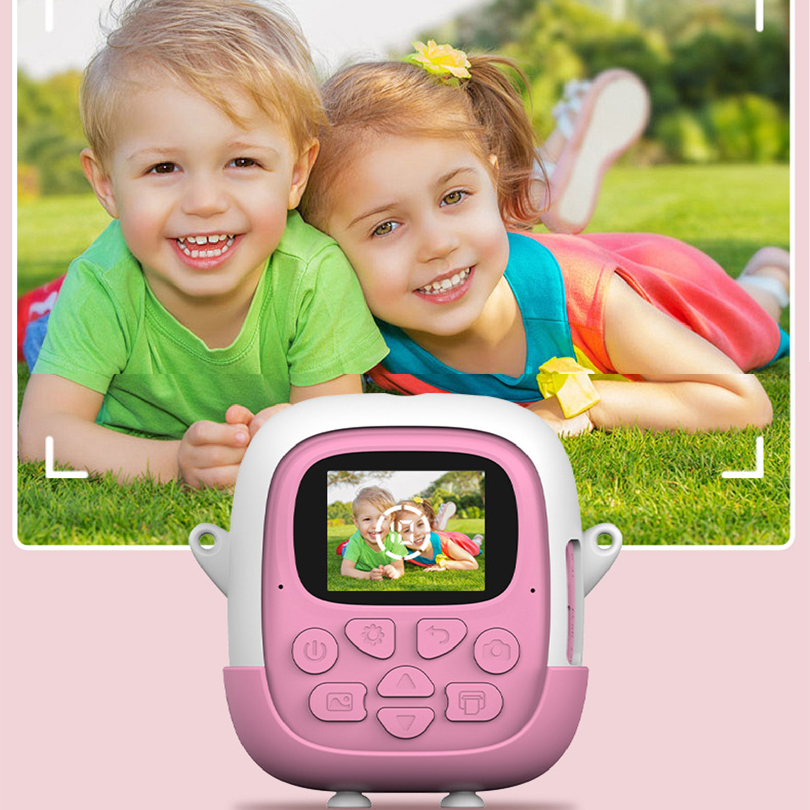 Zwei lächelnde Kinder mit einer rosa Spielzeugkamera. Die Kamera zeigt die Kinder.