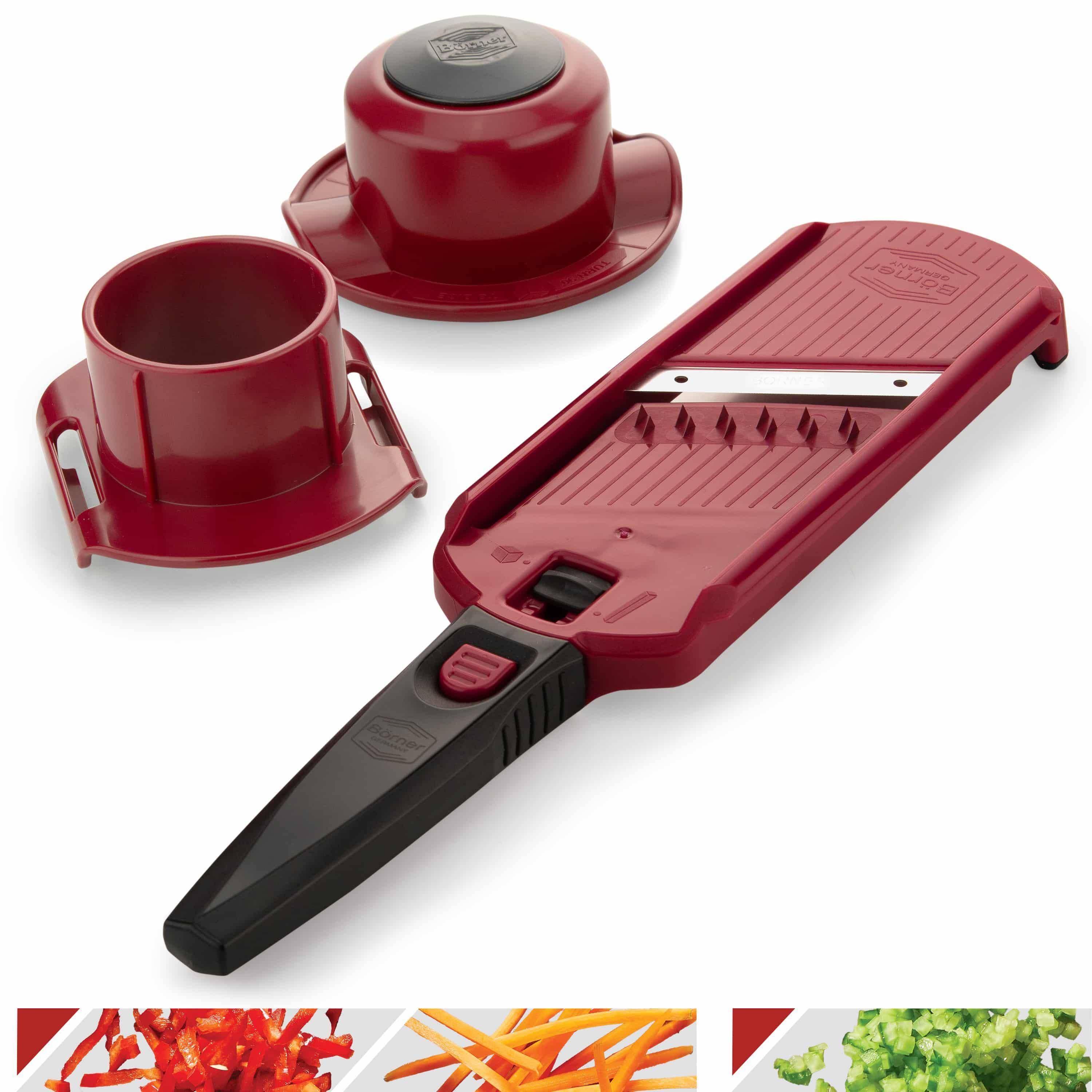 Roter Mandolinen-Schneider mit Zubehör. Enthält einen Griff, eine Klinge und Behälter für geschnittenes Essen.