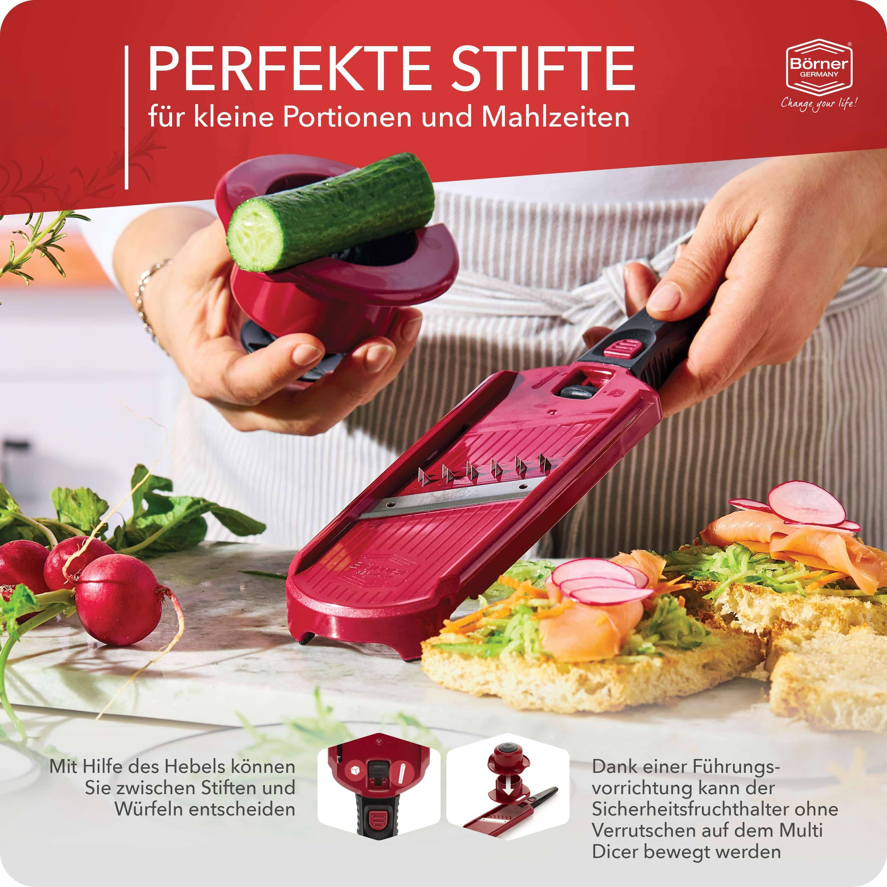 Hände, die einen roten Schneider benutzen und Gemüse halten. Radieschen und eine Gurke sind vorhanden. Anderes Essen auf dem Tisch.