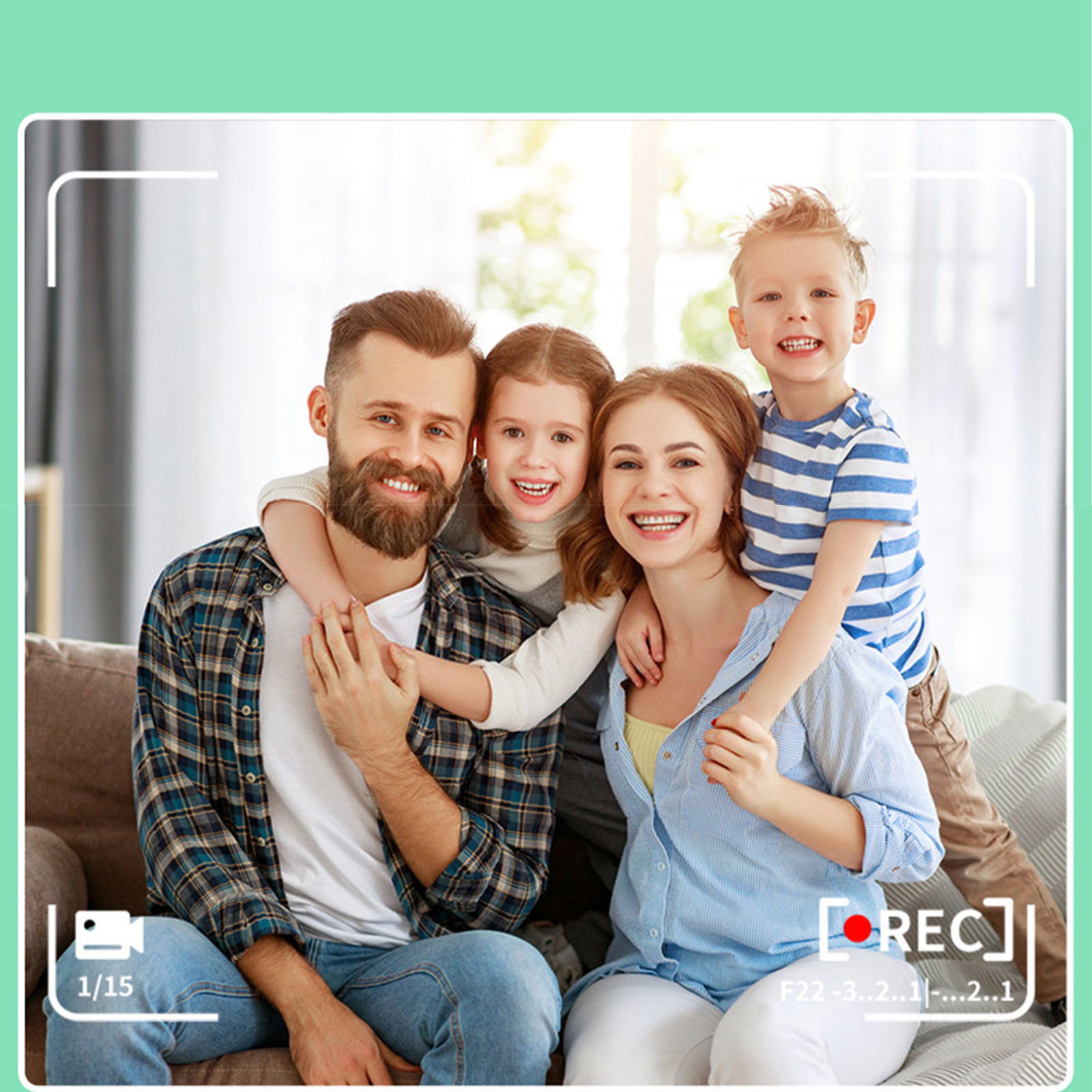 Glückliche vierköpfige Familie posiert für ein Foto, aufgenommen mit REC-Symbol und Datum.