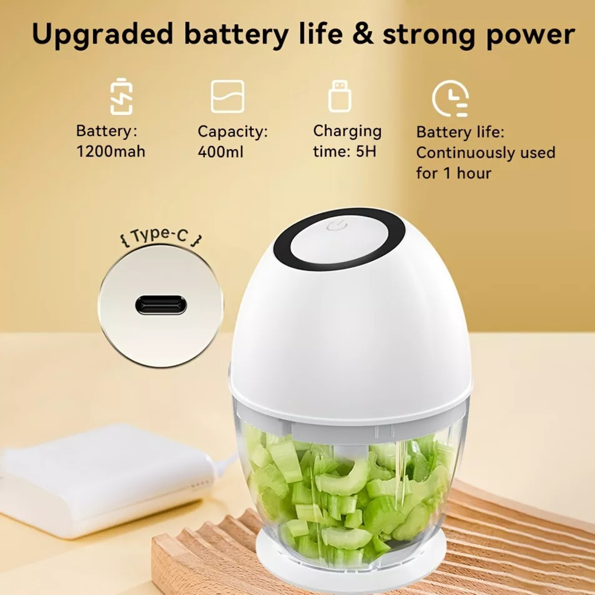 Un mini picador de alimentos blanco con comida verde picada dentro y un puerto USB.