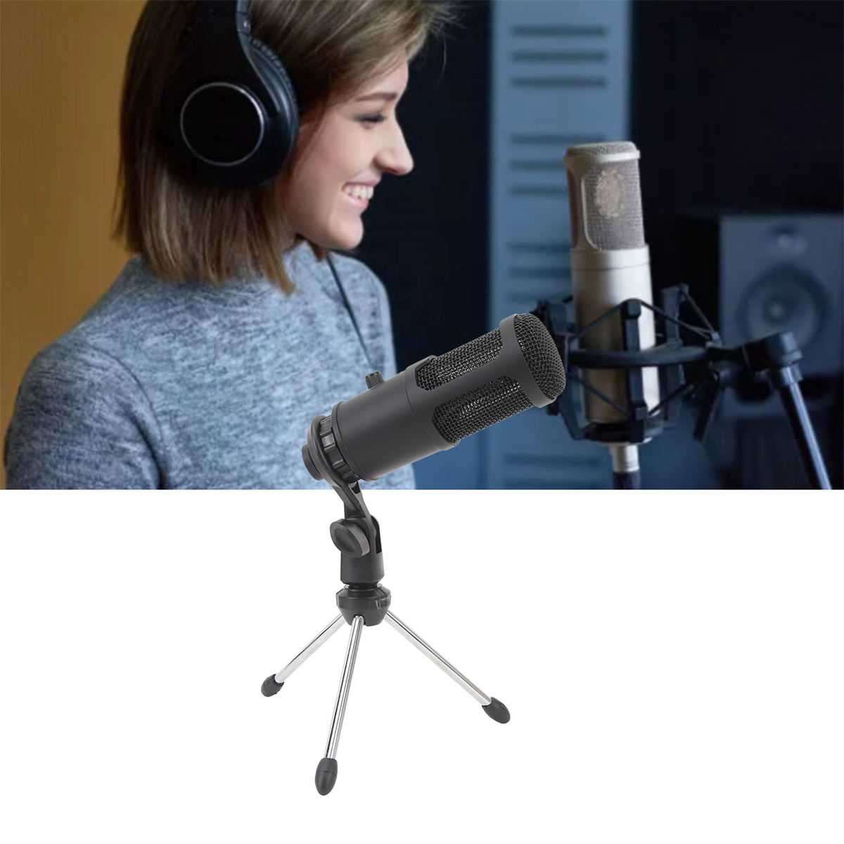 Frau in einem Aufnahmestudio mit Kopfhörern, ein Mikrofon auf einem Ständer ist im Vordergrund.