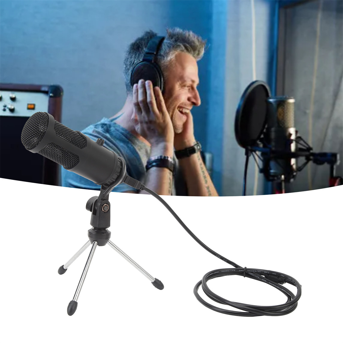 Ein Mann mit Kopfhörern lächelt einen Mikrofonständer an. Im Hintergrund befinden sich ein zweites Mikrofon und ein Pop-Filter.