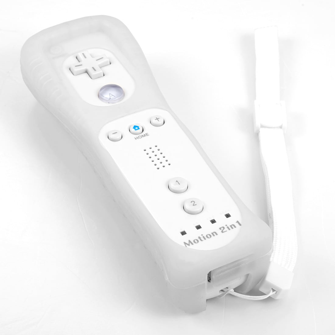 Weiße Wii-Fernbedienung mit Knöpfen, Handschlaufe und klarer Schutzhülle.