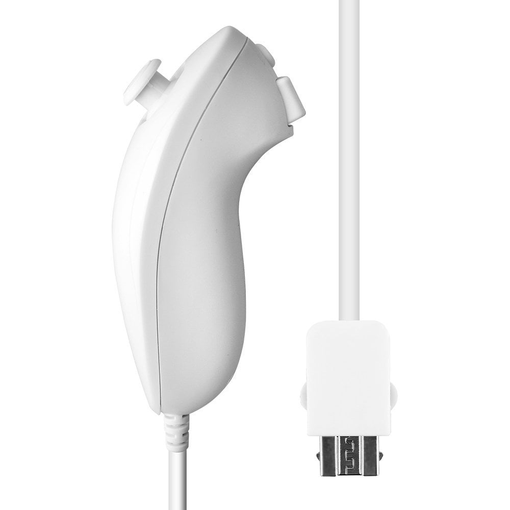 Eine weiße Wii-Fernbedienung mit einem weißen Kabel, vor weißem Hintergrund.