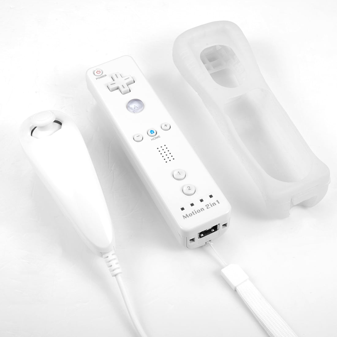 Weiße Wii-Fernbedienungen und eine Silikonhülle, mit weißem Hintergrund.