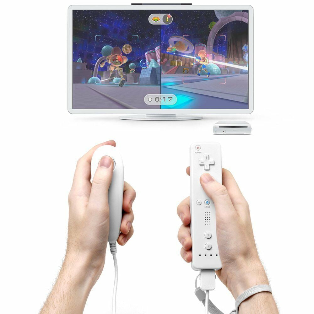 Zwei Hände halten Wii-Fernbedienungen, spielen ein Spiel auf einem Fernseher.