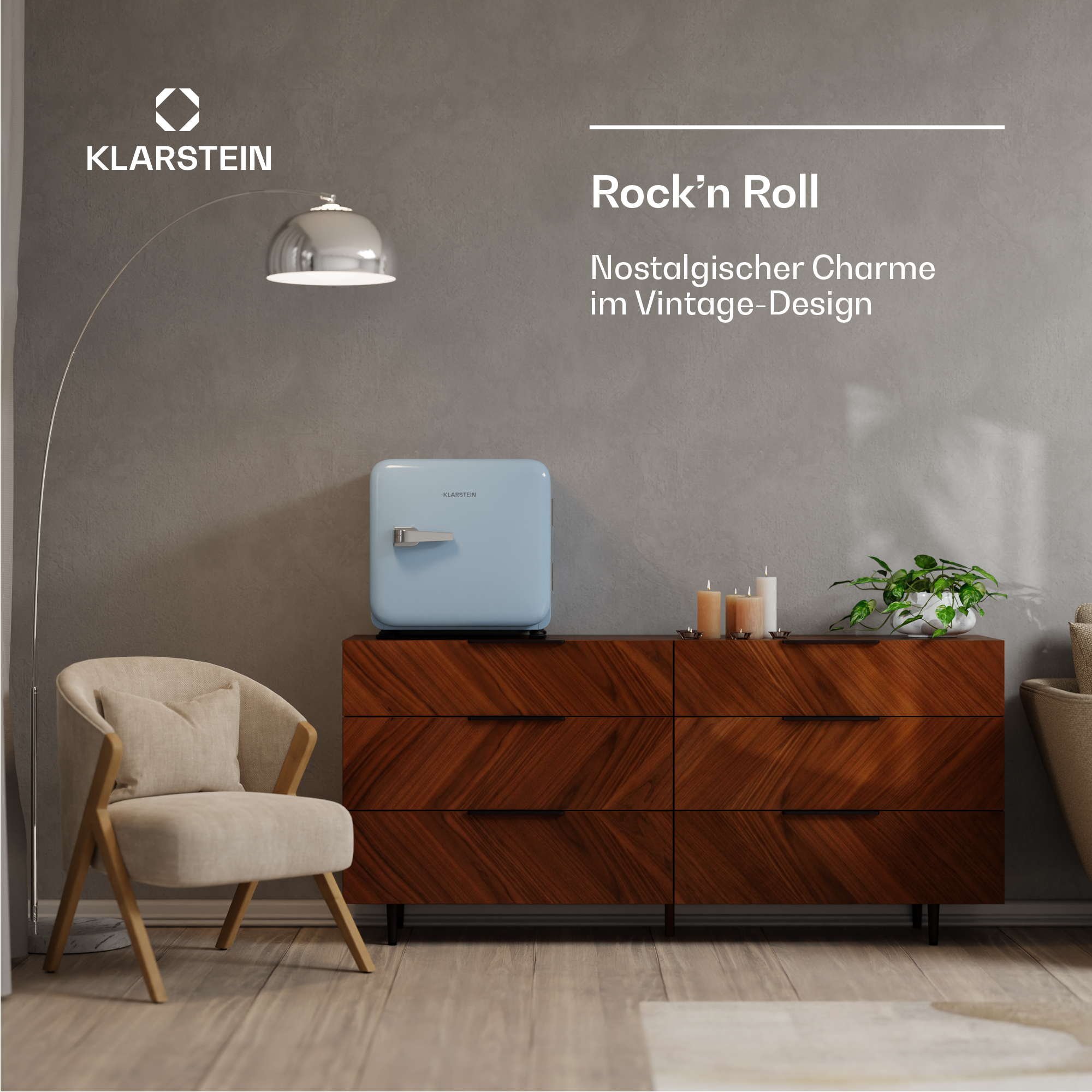 Una habitación con una mini nevera azul claro sobre una cómoda de madera, una lámpara y una silla. Texto: 'Rock'n Roll'.