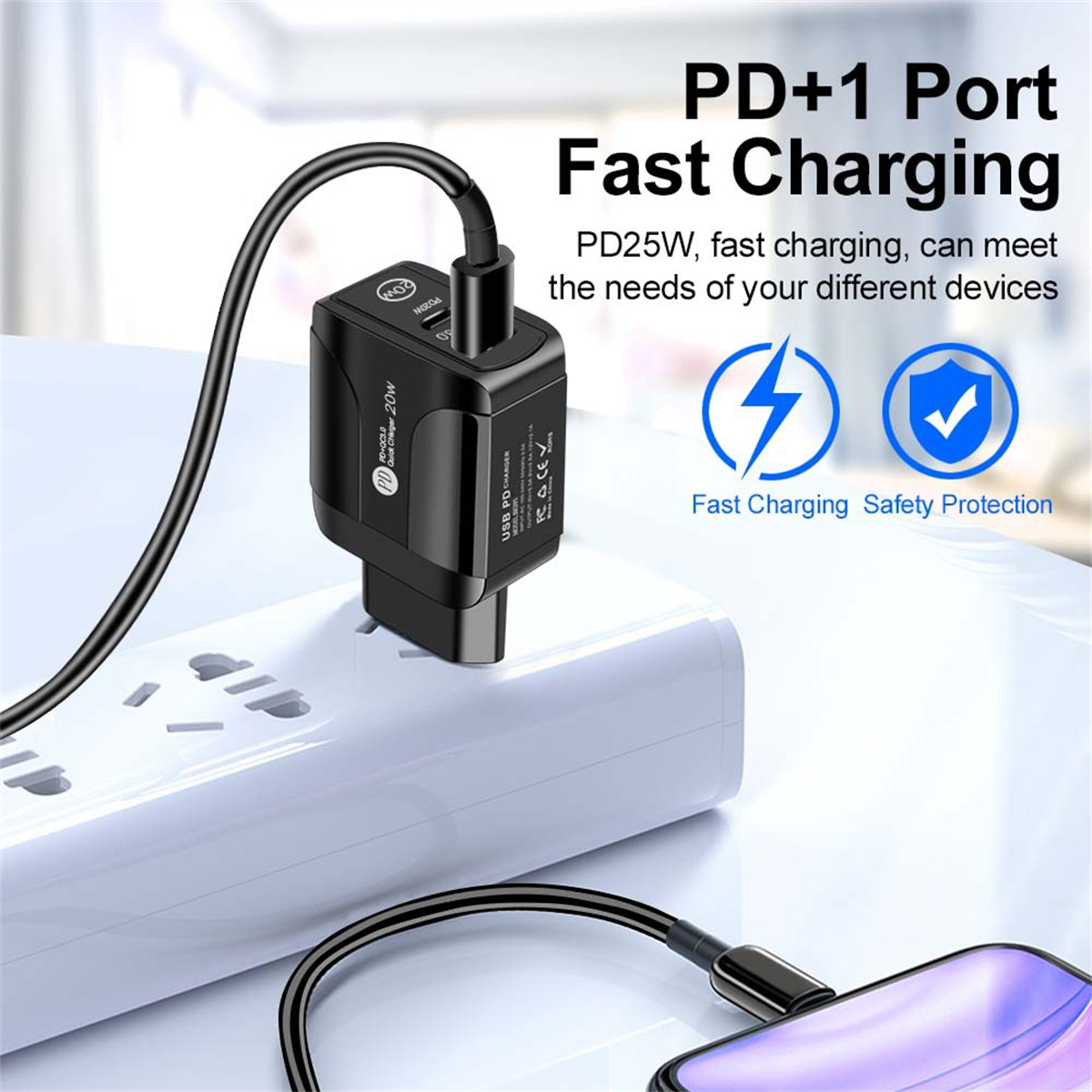 Schwarzes USB-Ladegerät an einer Steckdose, mit Kabel und Telefon.