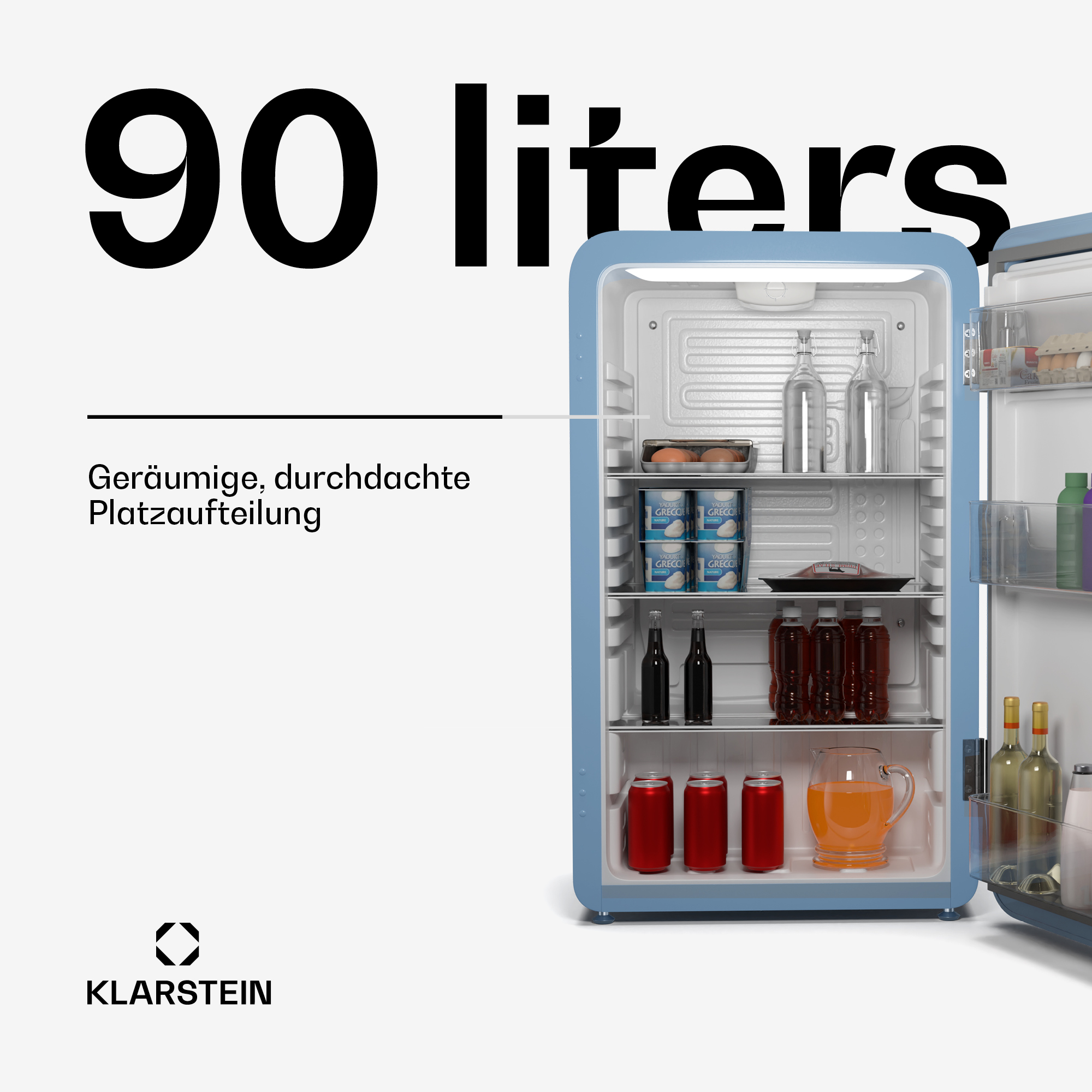 Offener blauer Retro-Kühlschrank mit Inhalt. Text: '90 Liter'. Innen: Flaschen, Eier und Dosen.