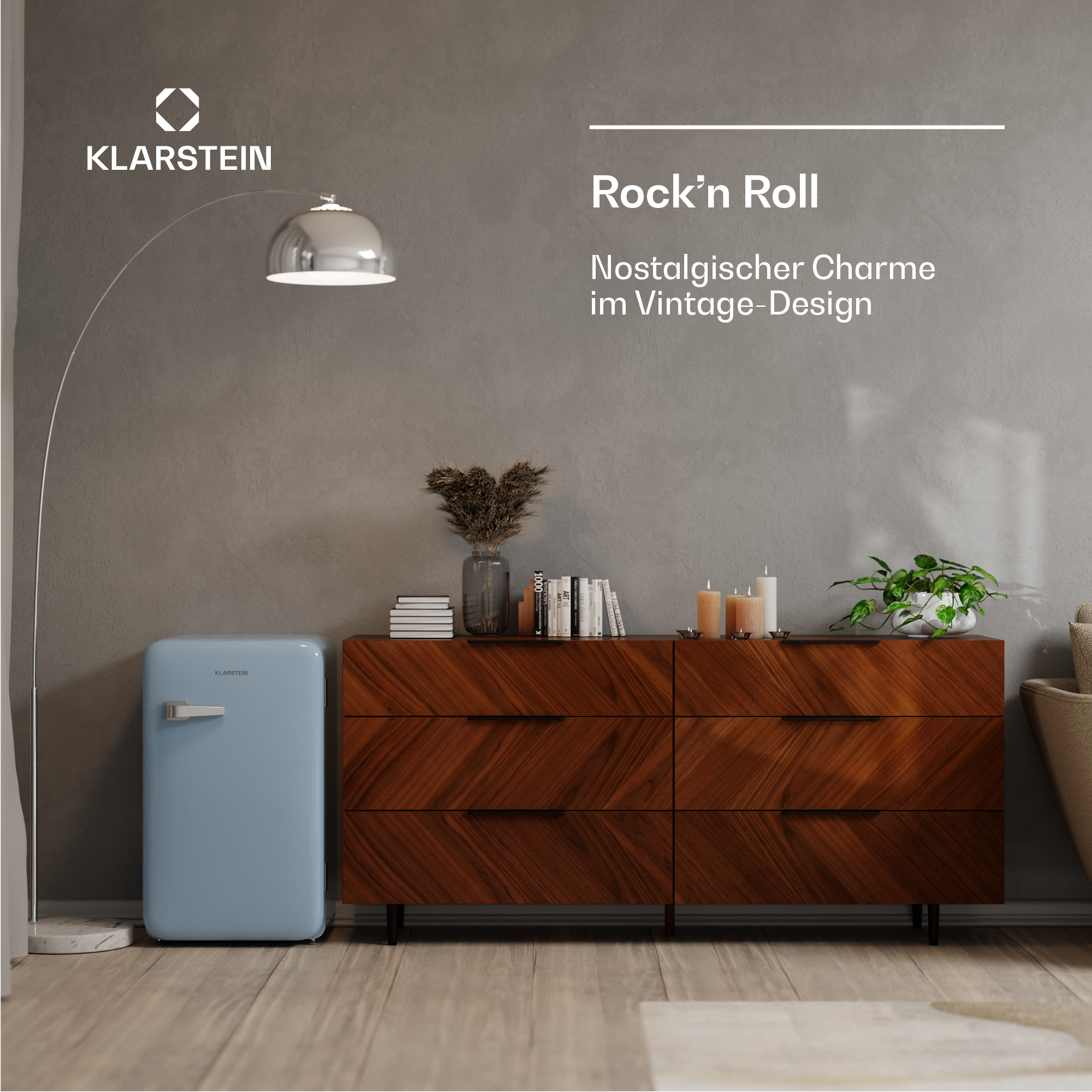 Ein Kühlschrank im Retro-Stil und weitere Vintage-Designelemente in einem Raum.