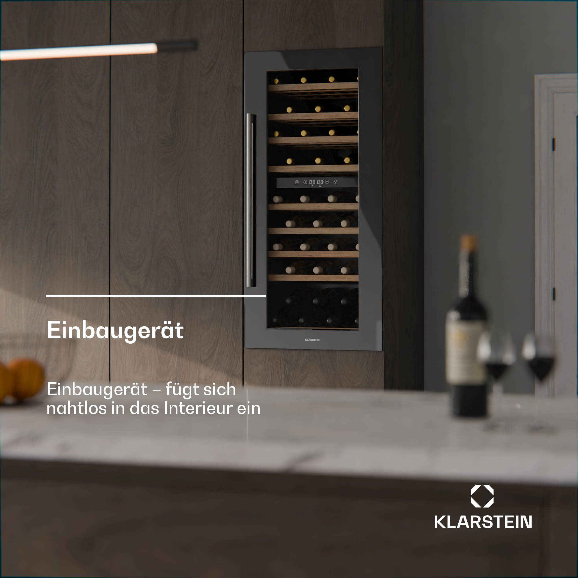 Ein in einen Schrank eingebauter Weinkühler, mit sichtbaren Weinflaschen. Text sagt: Einbaugerät.