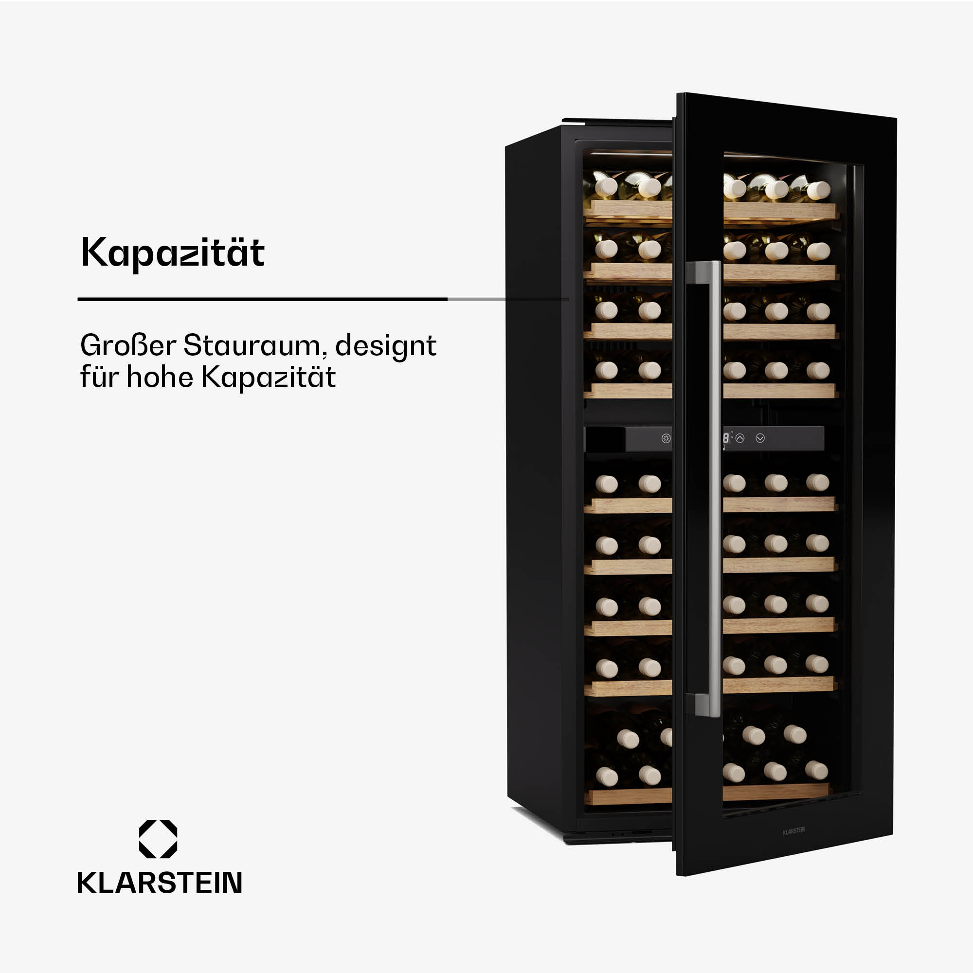 Ein schwarzer Weinkühlschrank mit Glastür, der Weinflaschen zeigt. Die Tür ist teilweise geöffnet.