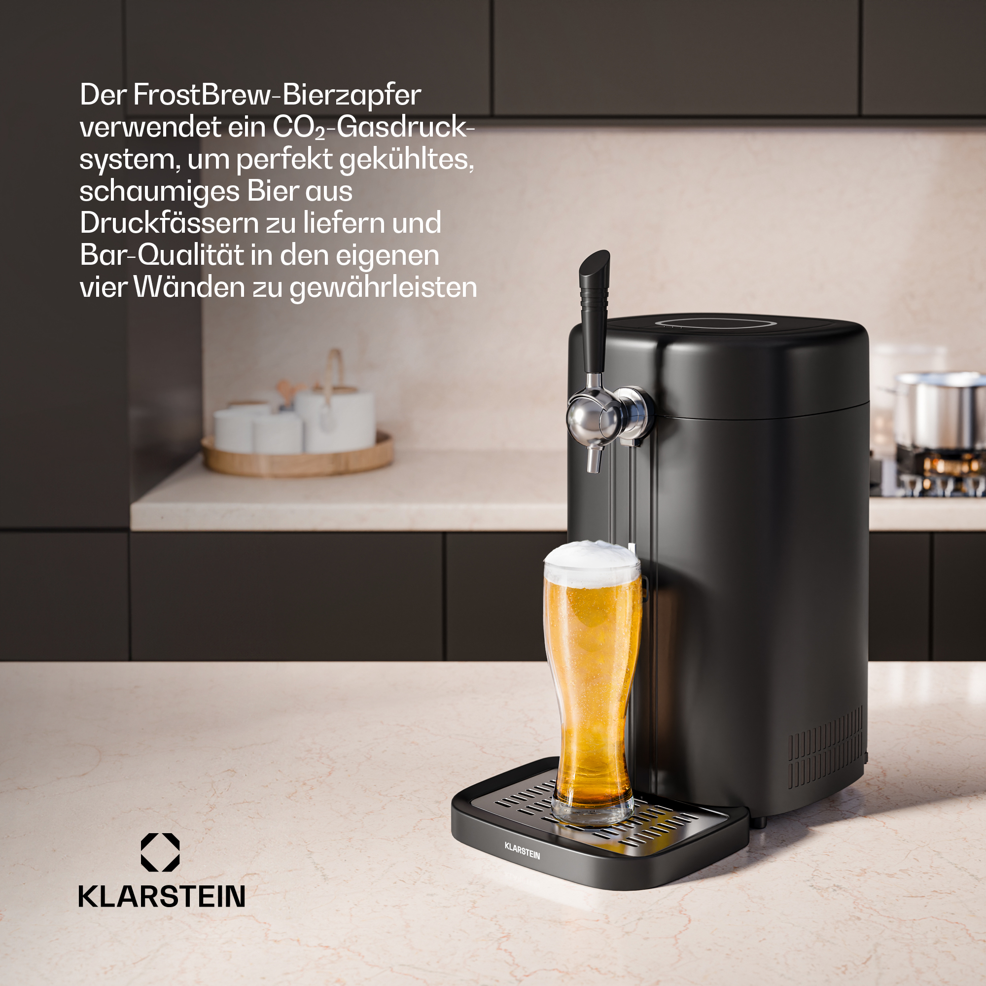 Un rubinetto per birra nero con un bicchiere di birra. Il testo in tedesco descrive il sistema di pressione del gas CO2.