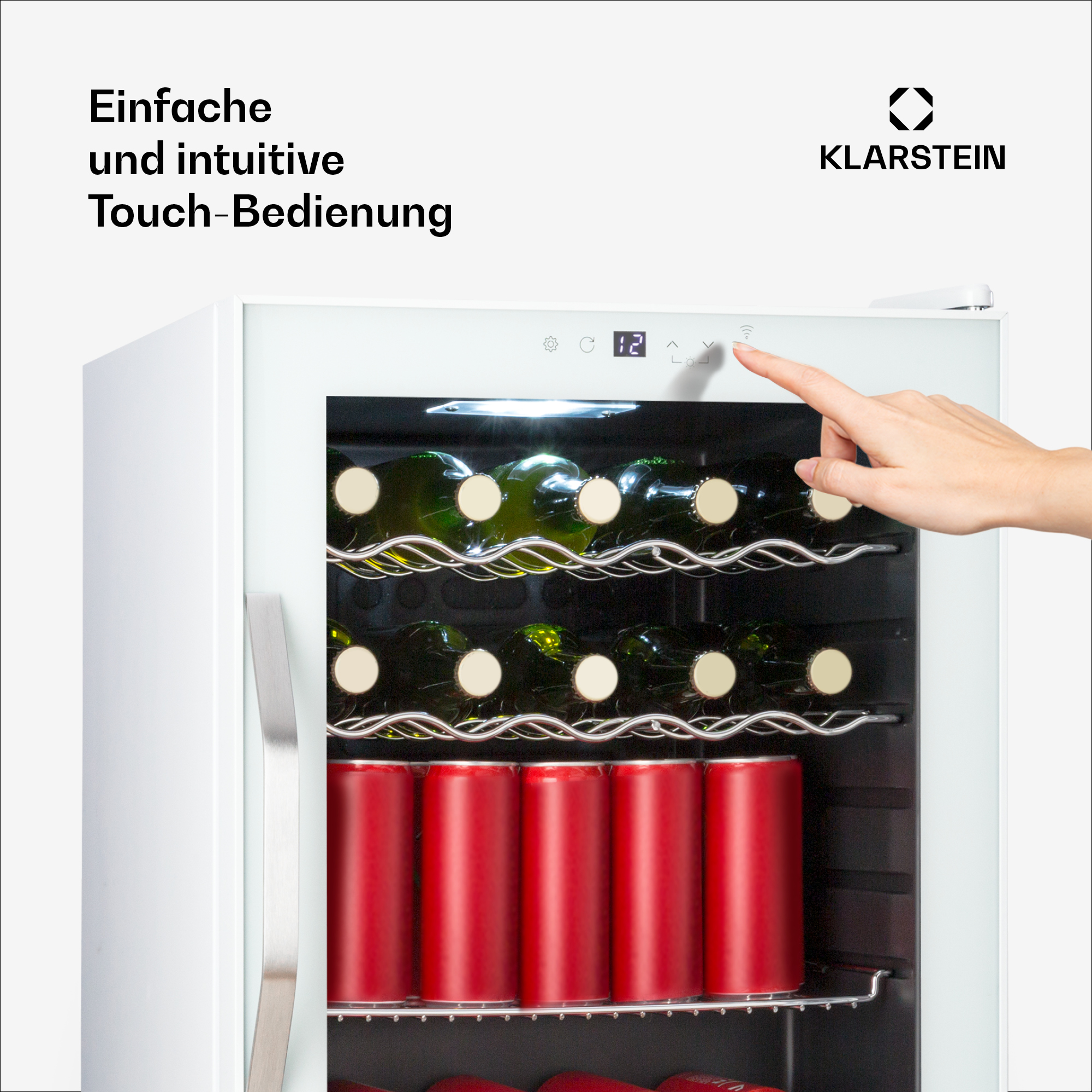 La mano di una donna tocca un refrigeratore di vino bianco. All'interno ci sono bottiglie di vino e lattine rosse.