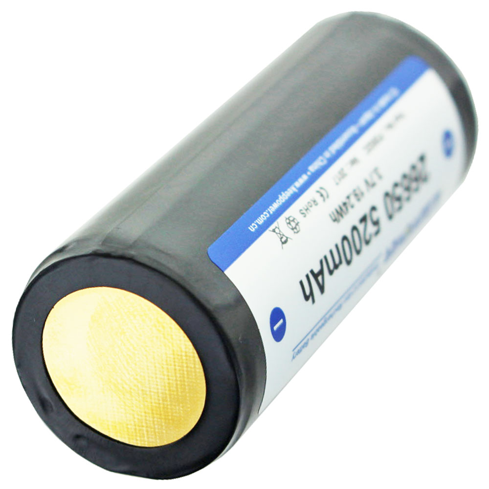 Eine zylindrische Batterie mit schwarzem Gehäuse und goldenem Ende wird angezeigt. Die Batterie hat ein blaues und weißes Etikett.