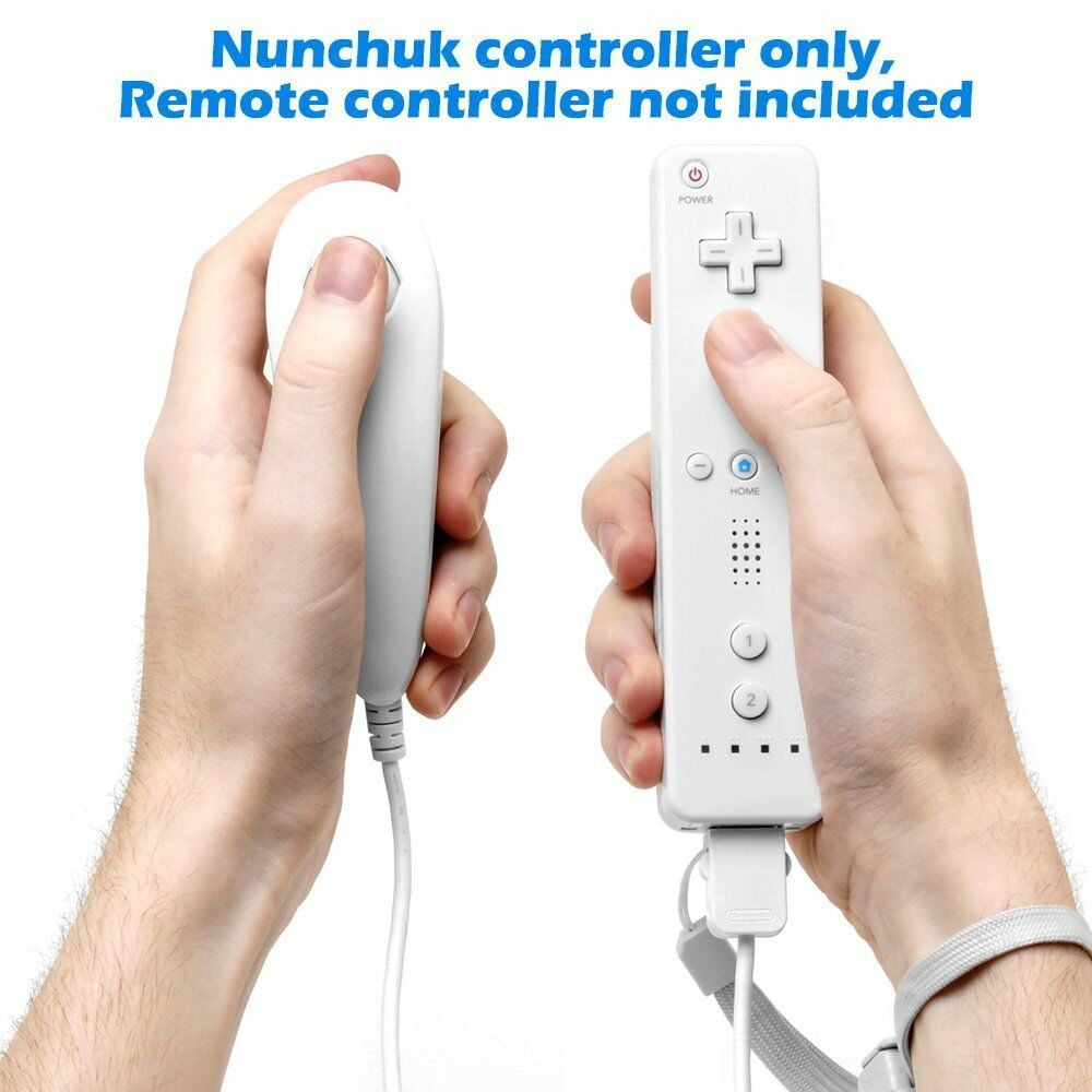 Zwei Hände halten weiße Wii-Controller. Eine hält den Nunchuk, die andere die Fernbedienung.