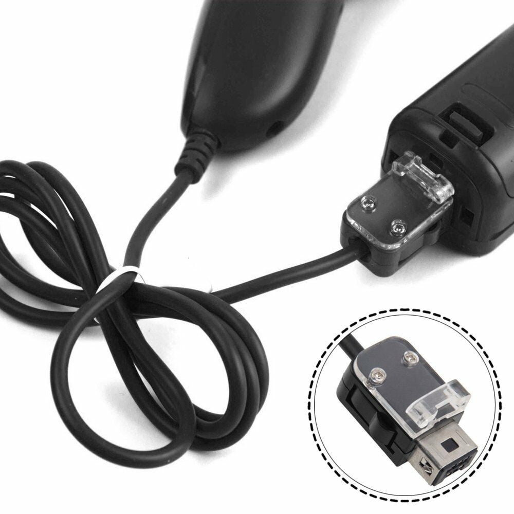 Schwarze Wii-Fernbedienung und Sensorleistenkabel. Nahaufnahme zeigt den Stecker und seinen Anschluss.