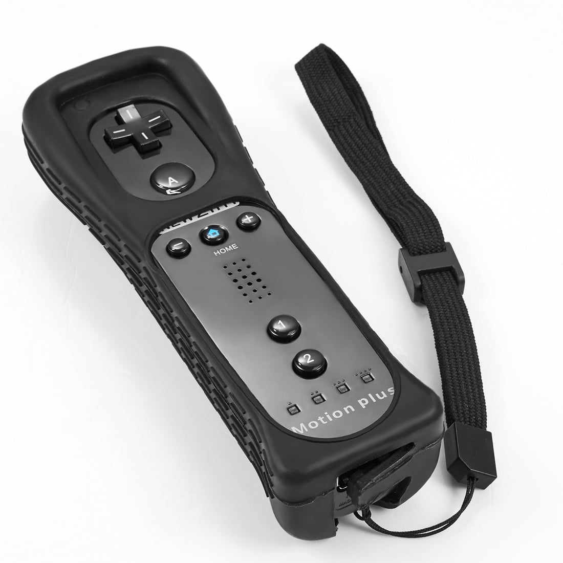 Schwarze Wii-Fernbedienung mit Knöpfen, Steuerkreuz und Handschlaufe, isoliert auf weißer Oberfläche.