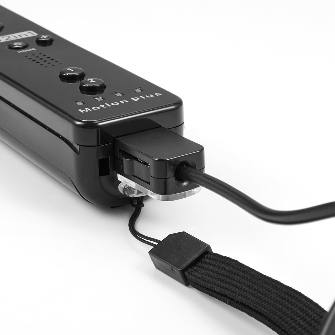 Schwarzer Gamecontroller mit Kabel und Handschlaufe. Der Controller ist angeschlossen.