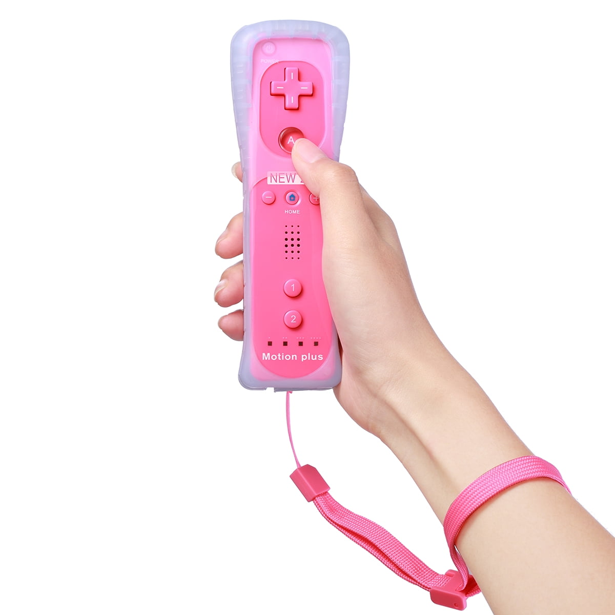 Eine Hand, die eine pinkfarbene Wii-Fernbedienung hält. Der Gurt ist um das Handgelenk gelegt.