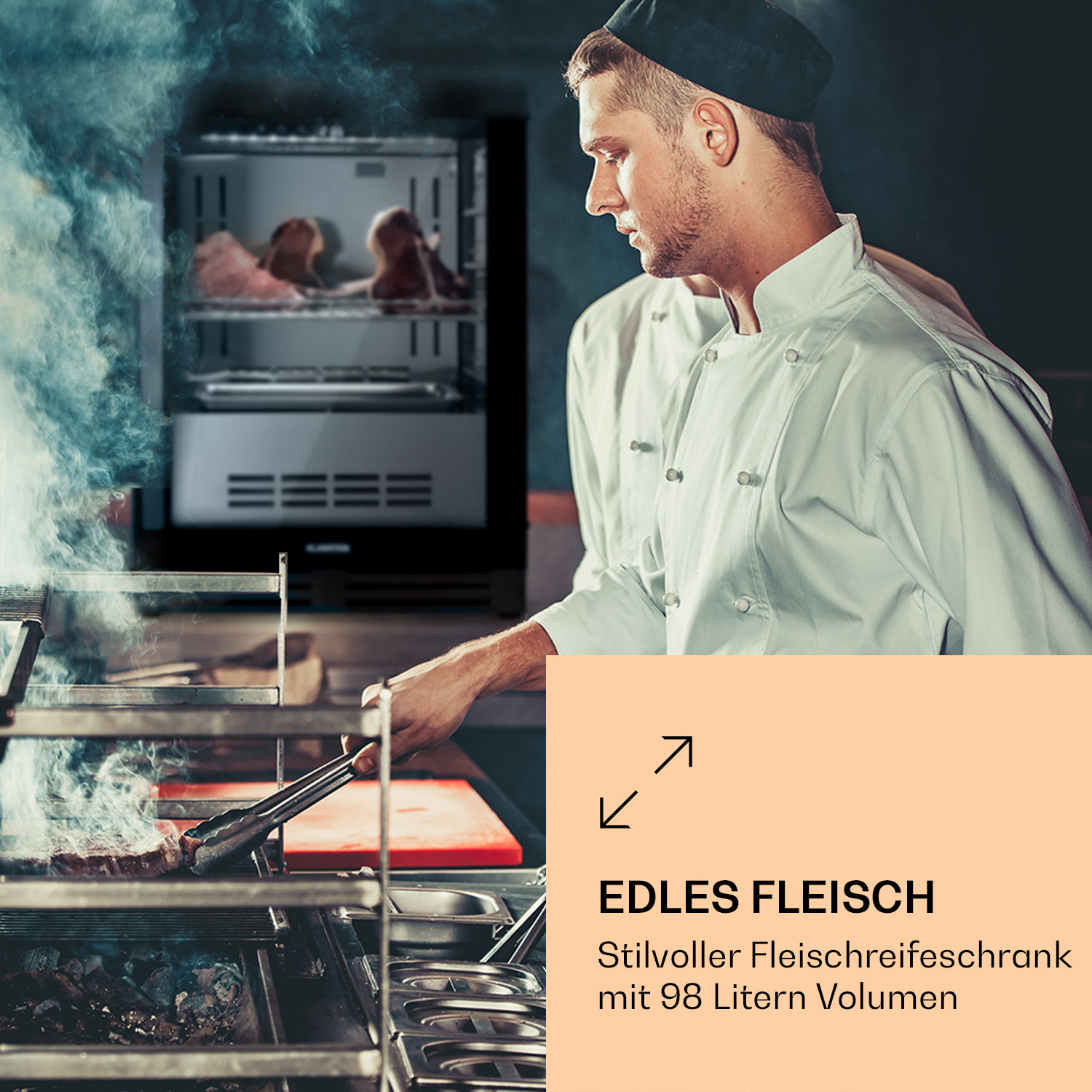 Uno chef con un camice bianco, al lavoro in una cucina, con carne esposta sullo sfondo.