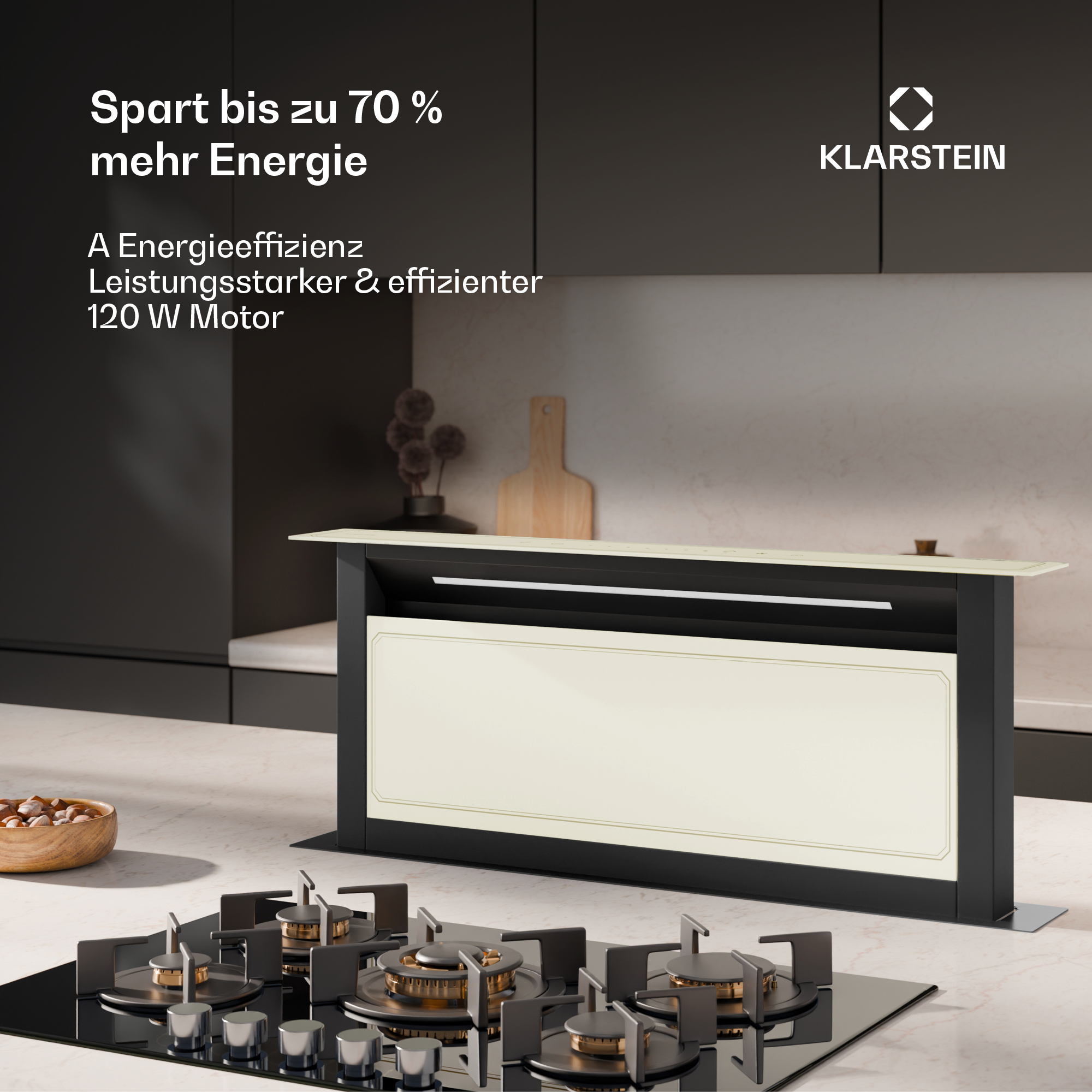Cucina moderna con piano cottura nero e cappa integrata. Testo: Spart bis zu 70% mehr Energie.