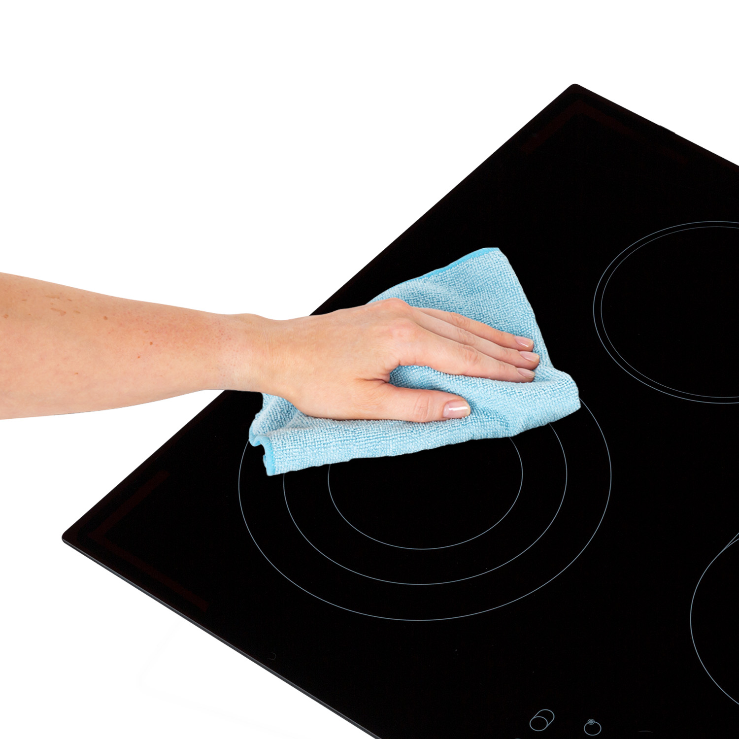Eine Hand wischt mit einem hellblauen Tuch über eine schwarze Kochfeld.