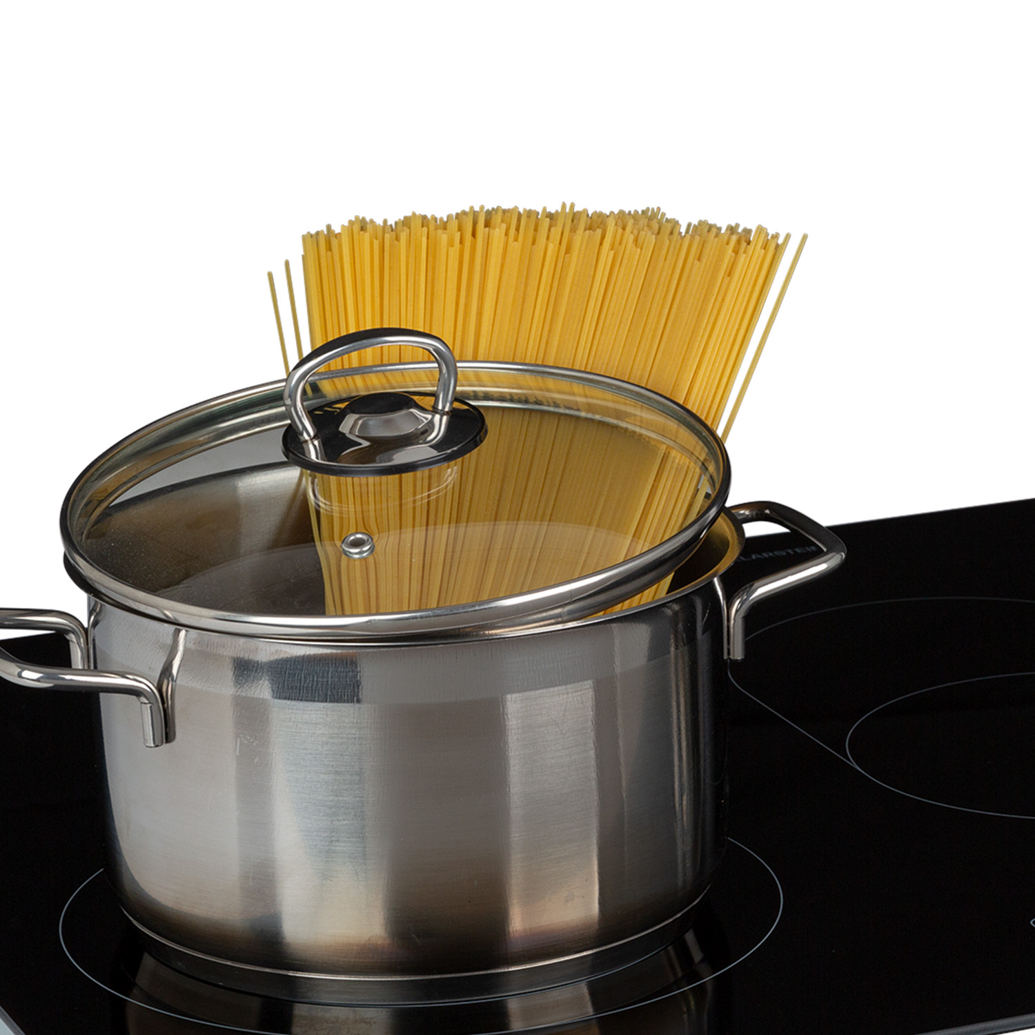 Edelstahltopf mit Glasdeckel und rohen Spaghetti auf einem schwarzen Elektroherd.