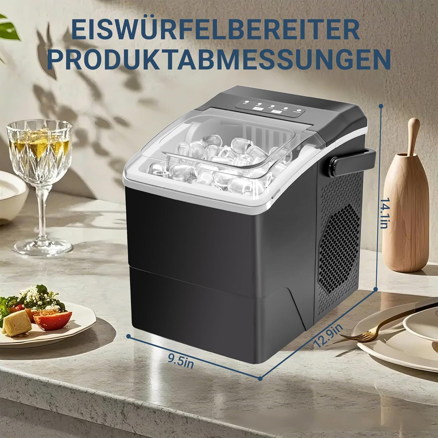 Schwarzer Eisbereiter mit Abmessungen. Er steht auf einer Theke mit Weinglas und Essen, drinnen.