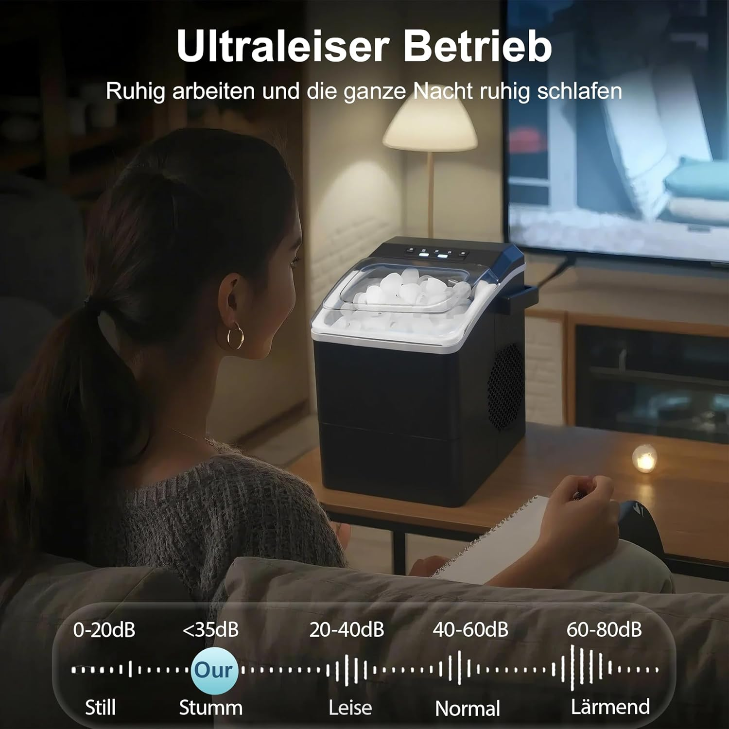 Frau im Wohnzimmer benutzt Eismaschine. Text zeigt leisen Betrieb und Dezibelwerte.