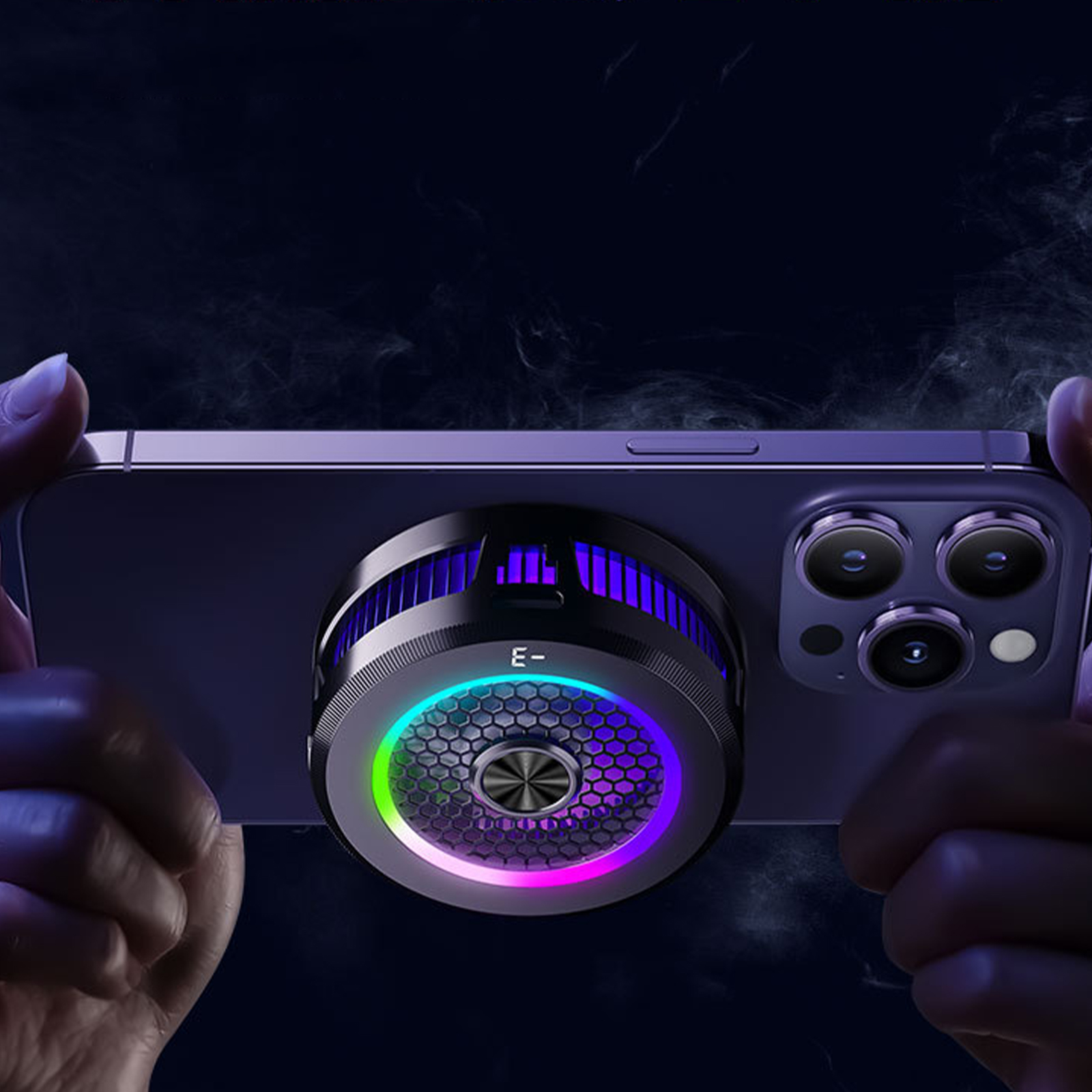 Telefon mit Kühler, schwarz mit farbigem Licht, gehalten von zwei Händen.