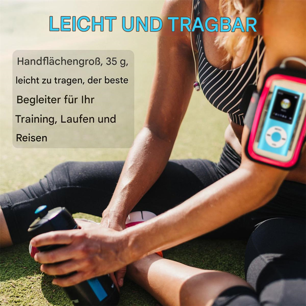 Eine Frau dehnt sich auf Gras und hält eine Wasserflasche. Ein kleiner Musikplayer ist an ihrem Arm befestigt.