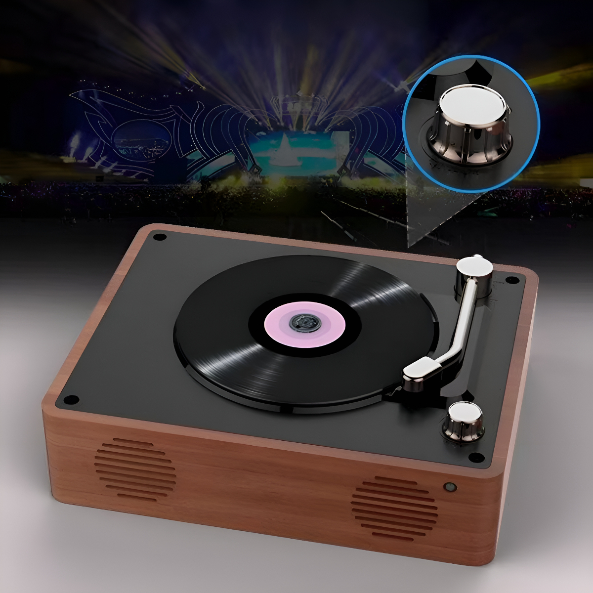 Plattenspieler aus Holz mit schwarzer Vinylscheibe und Nahaufnahme eines Bedienknopfs. Bühne im Hintergrund.