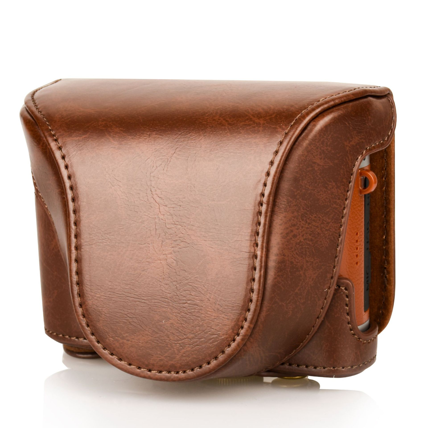 Braune Lederkameratasche mit geschwungenem Design. Die Tasche ist geschlossen und liegt auf weißem Grund.