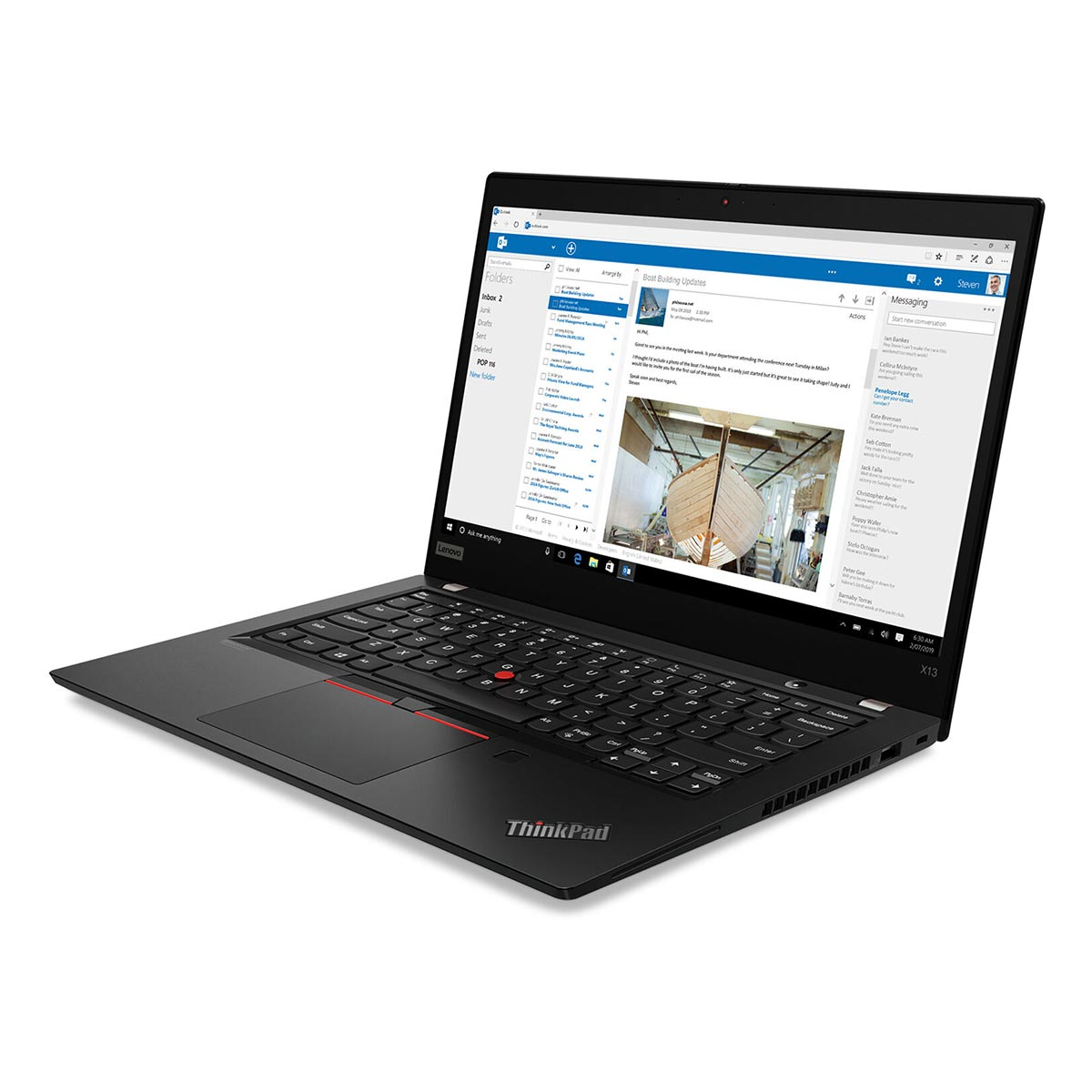 Czarny laptop Lenovo ThinkPad, otwarty, wyświetlający stronę internetową z aktualizacjami budowy łodzi.
