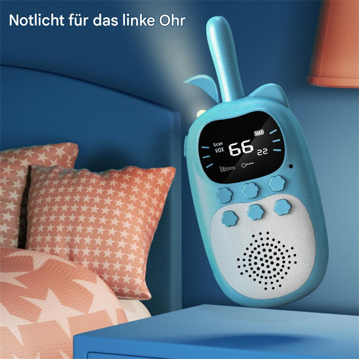 Blaues Walkie-Talkie-Spielzeug, mit Text, auf einem Nachttisch, blaue Wand.