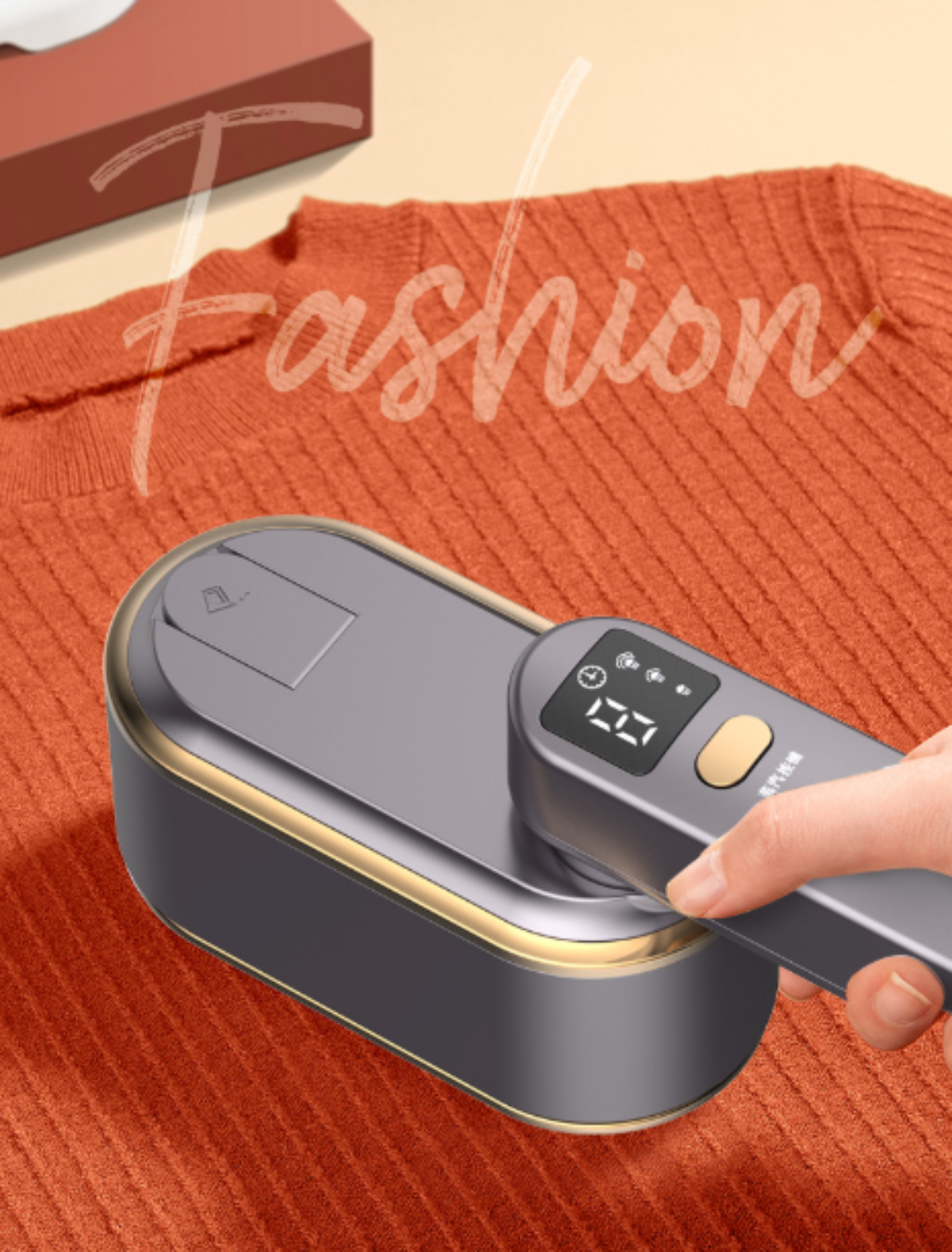 Die Hand einer Person bedient ein Bügeleisen über einem orangefarbenen Pullover. Das Wort "Fashion" steht geschrieben.