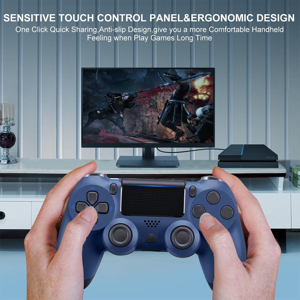 Eine Person hält einen blauen Gamecontroller, mit einem Monitor und einer Spielkonsole im Hintergrund.
